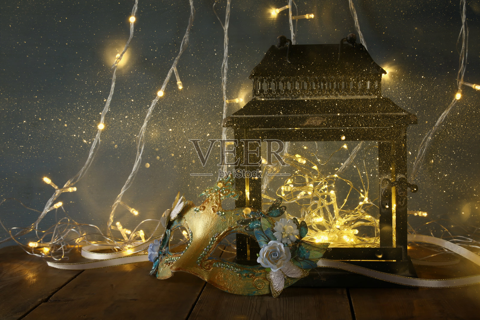 仙女灯光和威尼斯化装舞会面具照片摄影图片