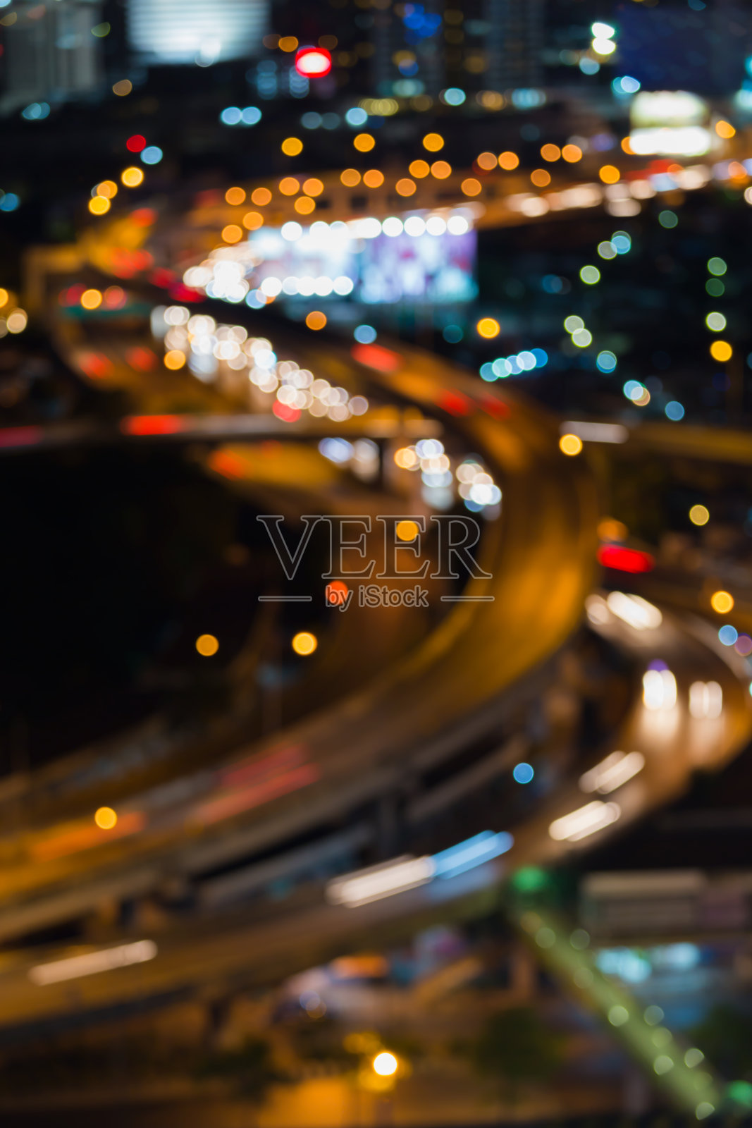 由于长时间曝光，城市道路在黄昏时变得模糊照片摄影图片