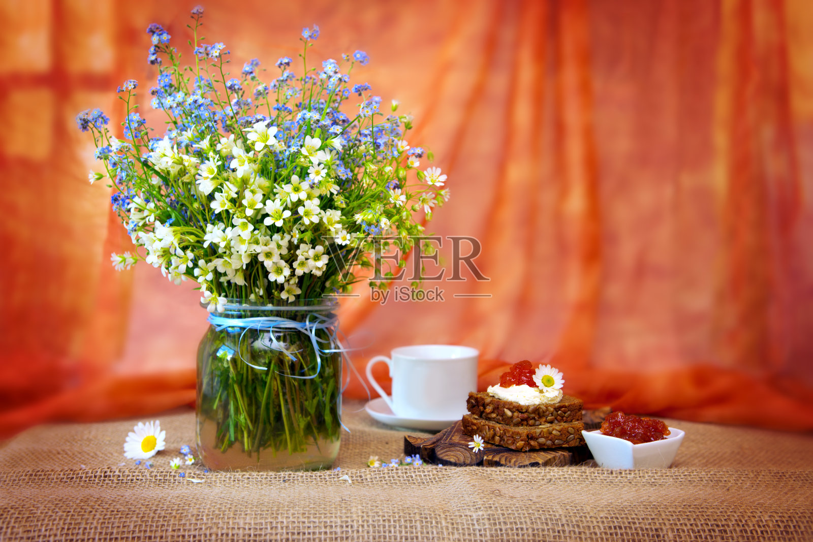 野花和早餐。照片摄影图片