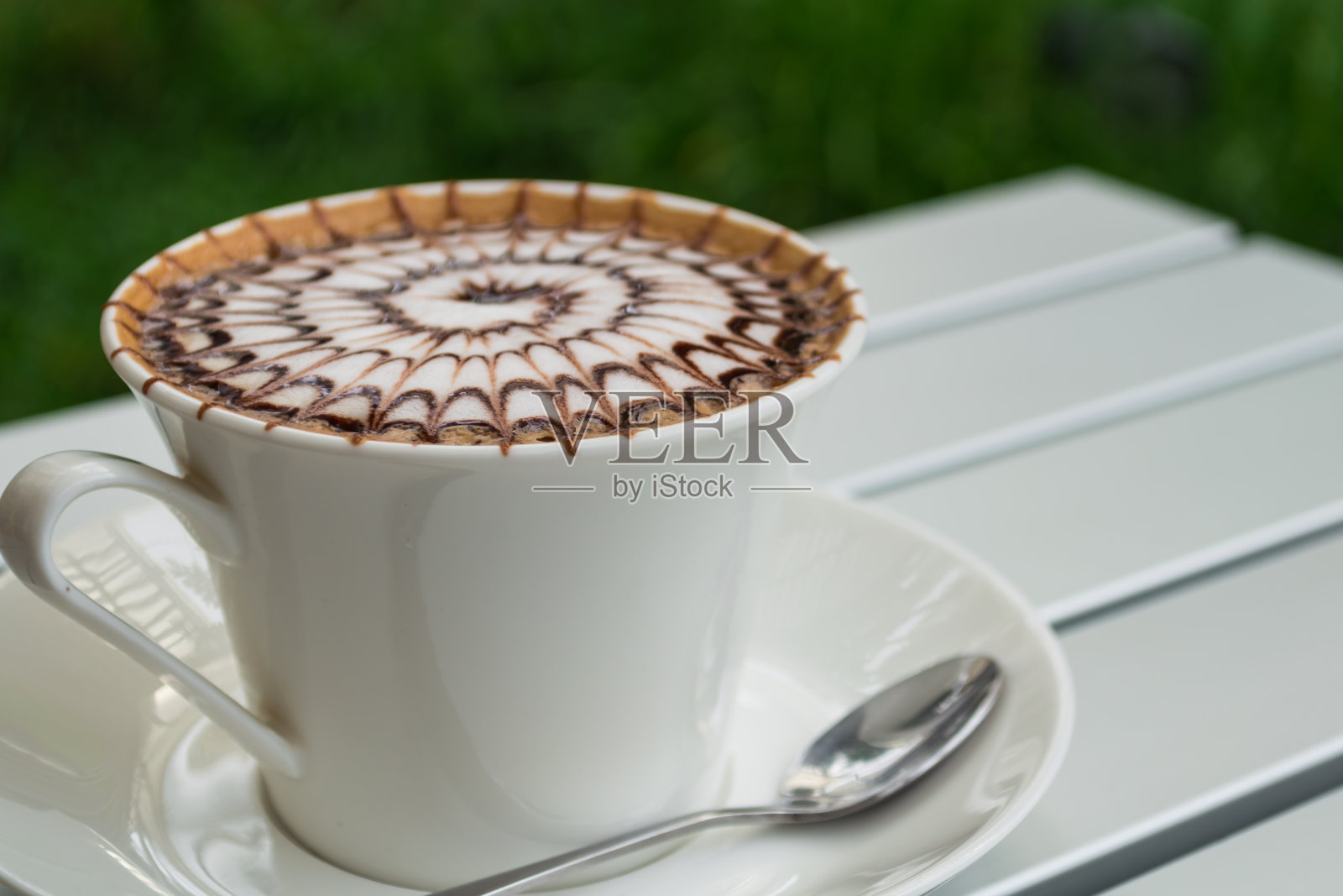 设计图案咖啡在一个白色的杯子。照片摄影图片