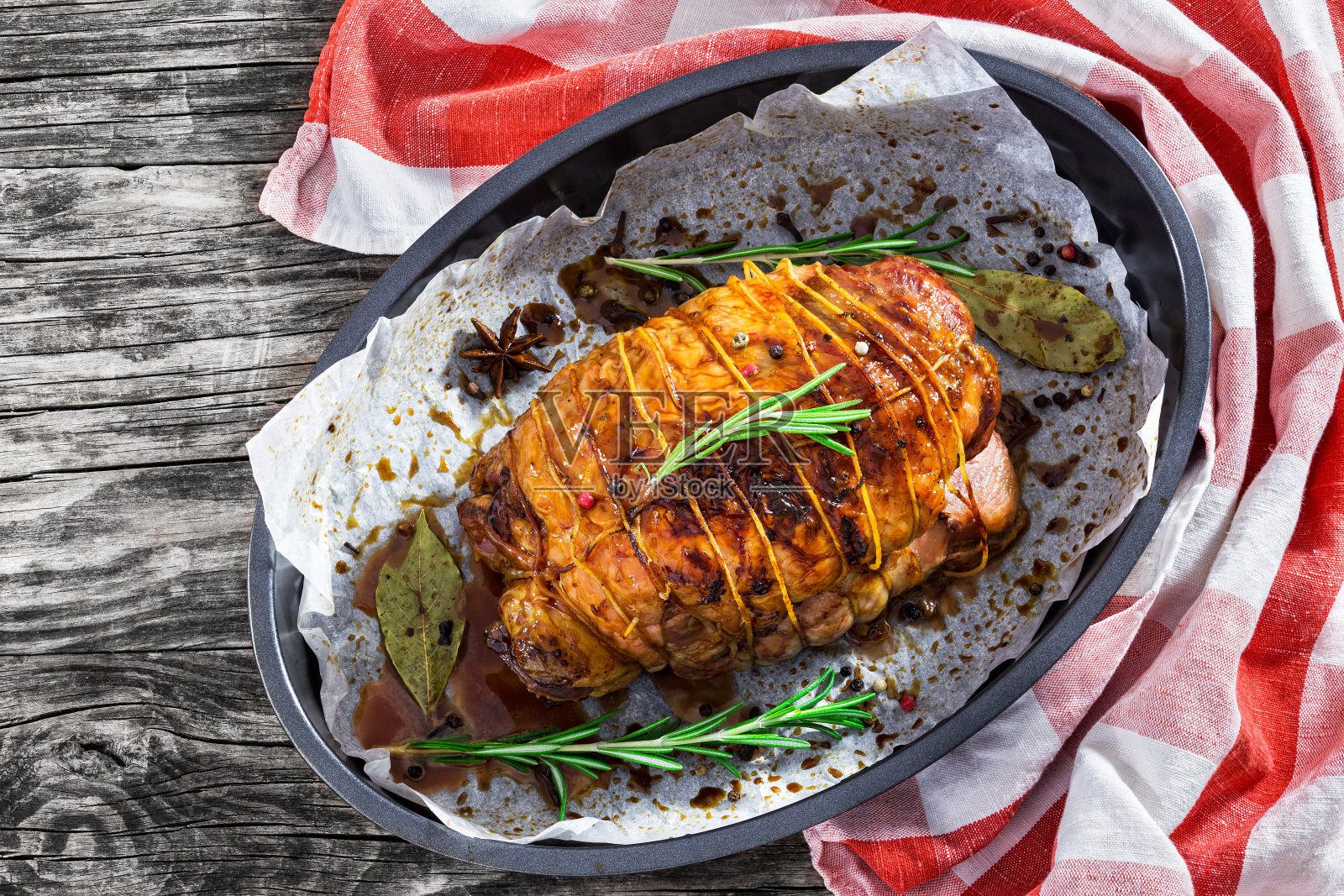 烤盘里的美味火鸡肉卷照片摄影图片