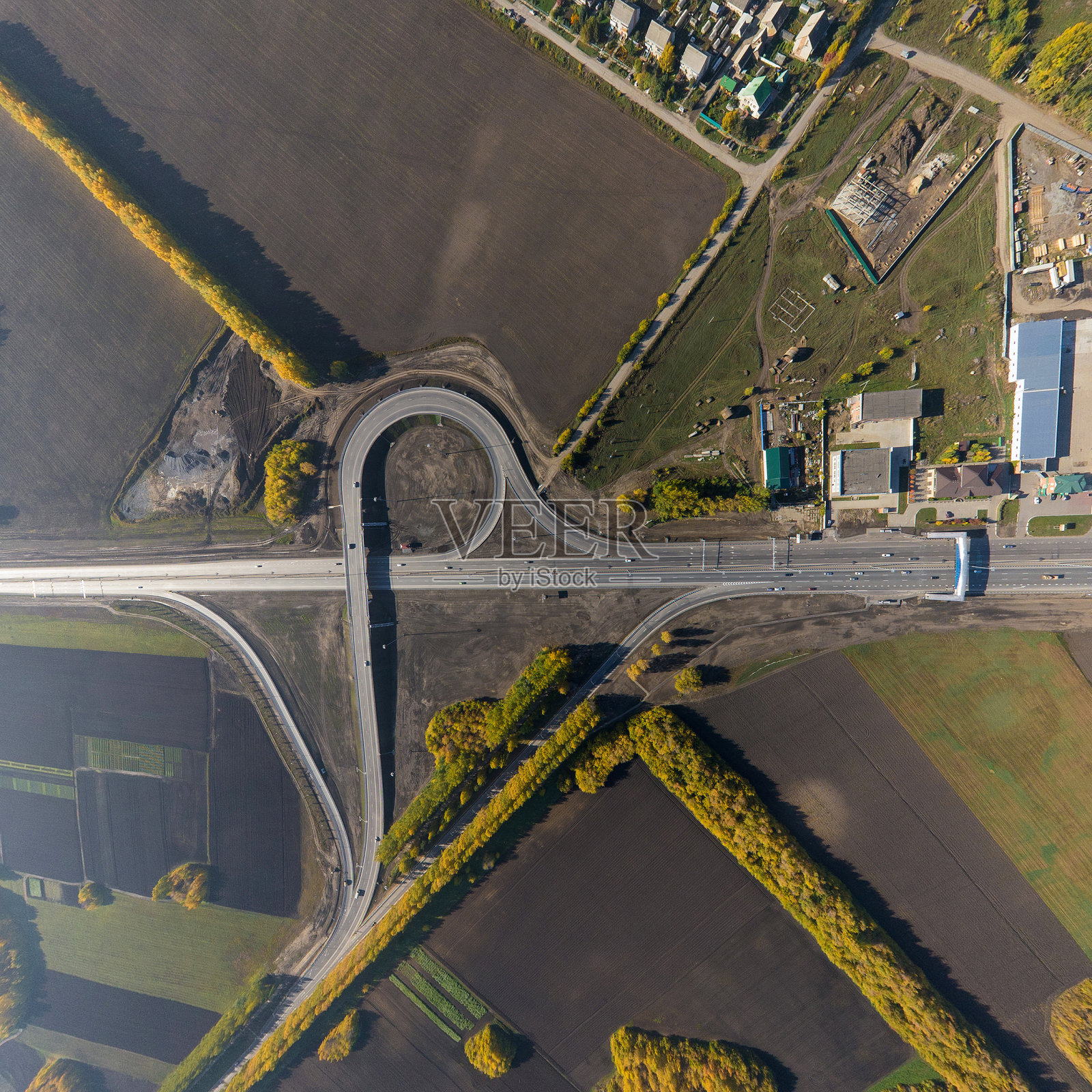 空中公路立交、高架桥。十字路口，停车场，桥梁。直升飞机照片摄影图片