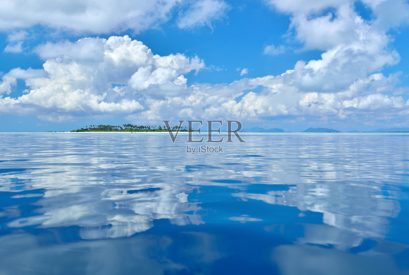 热带水域上的云反射照片摄影图片