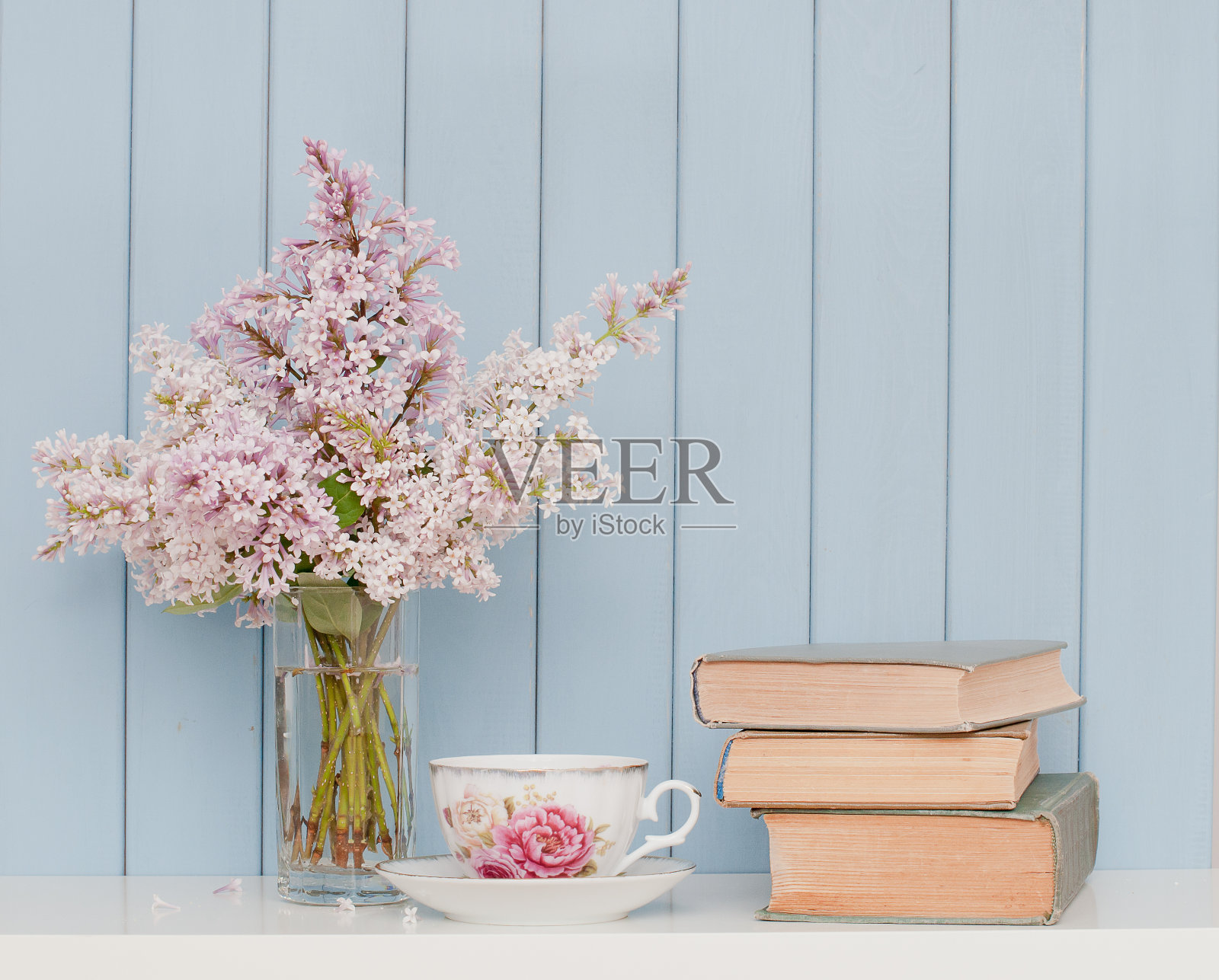 一束丁香，一本书和一个茶杯照片摄影图片