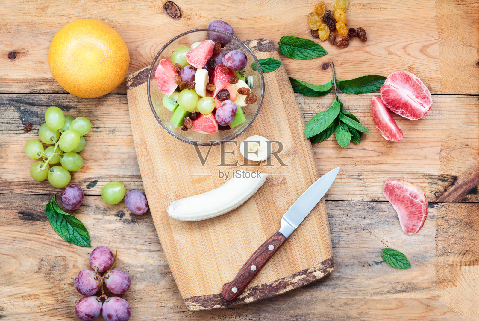 有新鲜水果和蔬菜的沙拉照片摄影图片