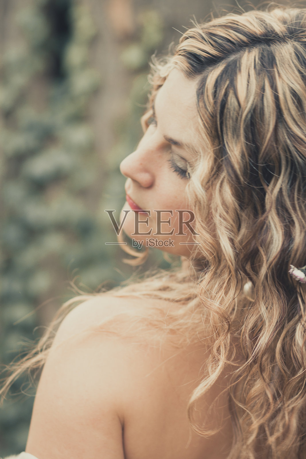 金发女孩向左看照片摄影图片