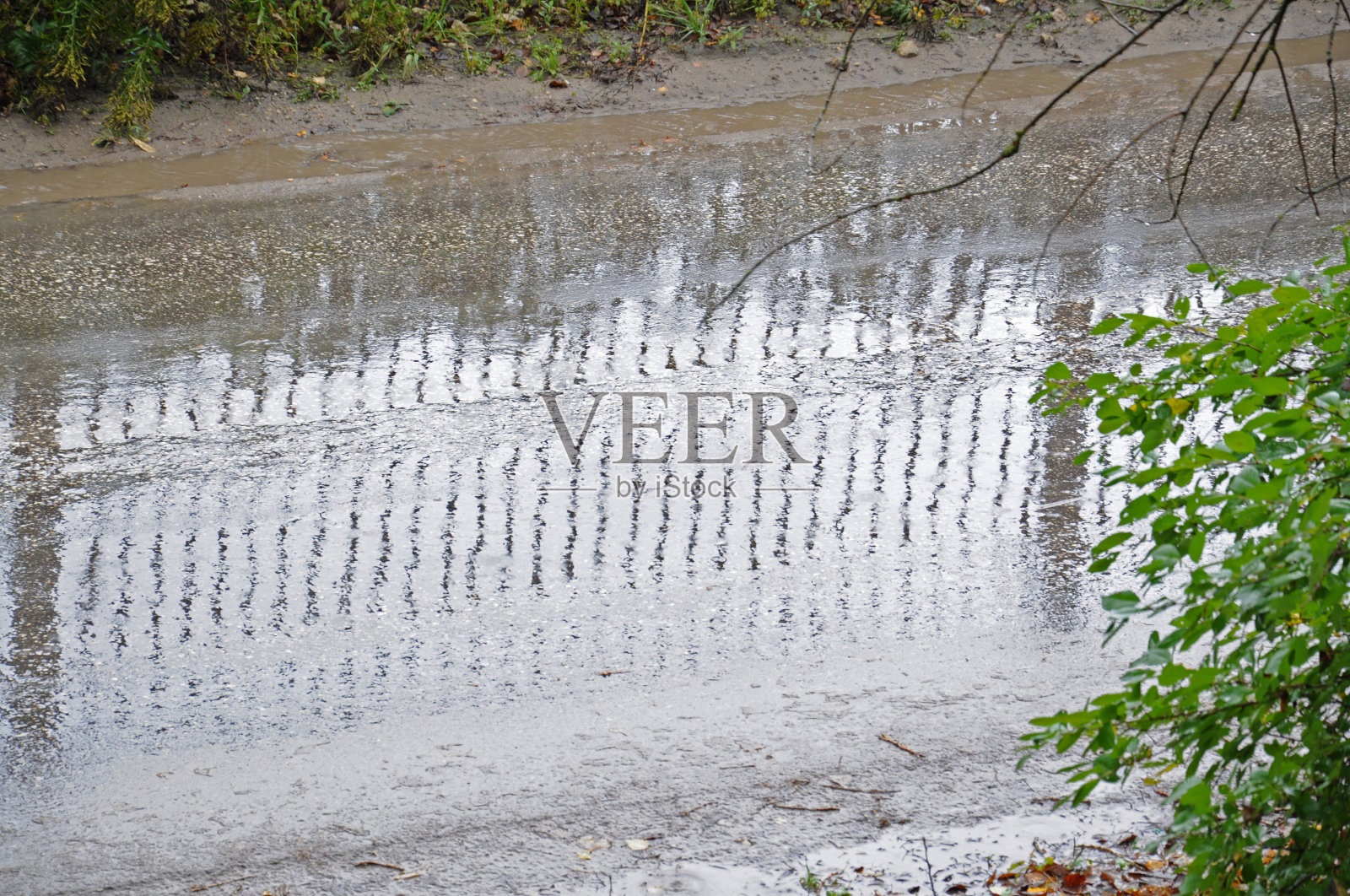 下雨天的路照片摄影图片