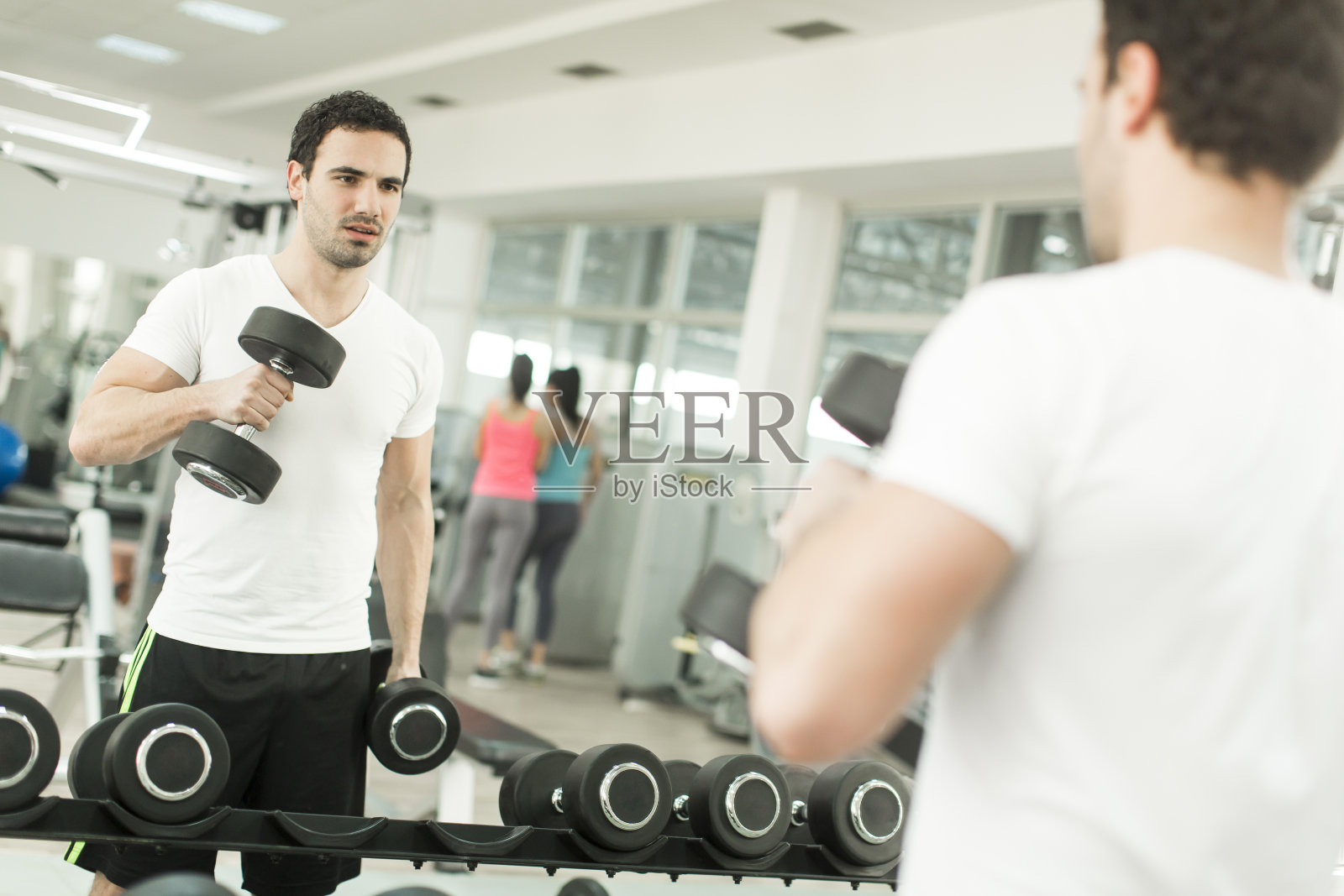 在体育馆训练的年轻人照片摄影图片