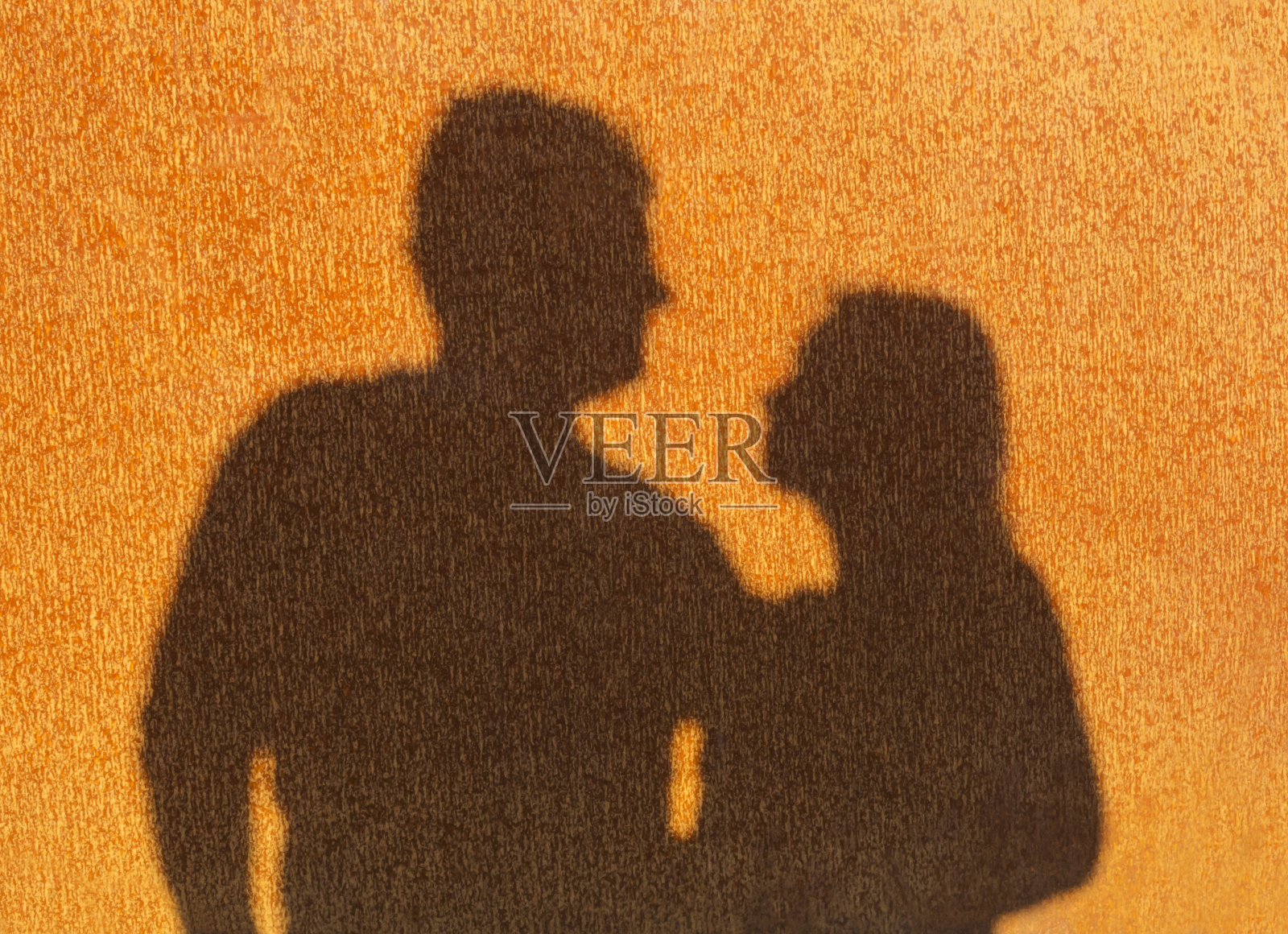 锈迹斑斑的墙上有两个剪影照片摄影图片