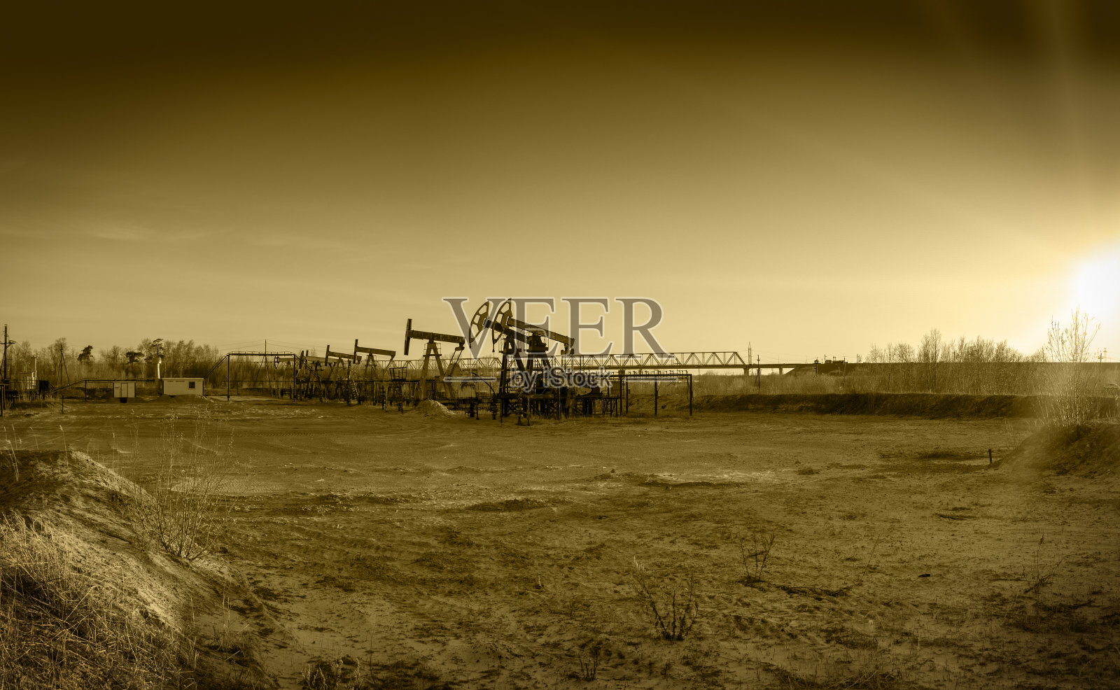 油田上的油泵。照片摄影图片