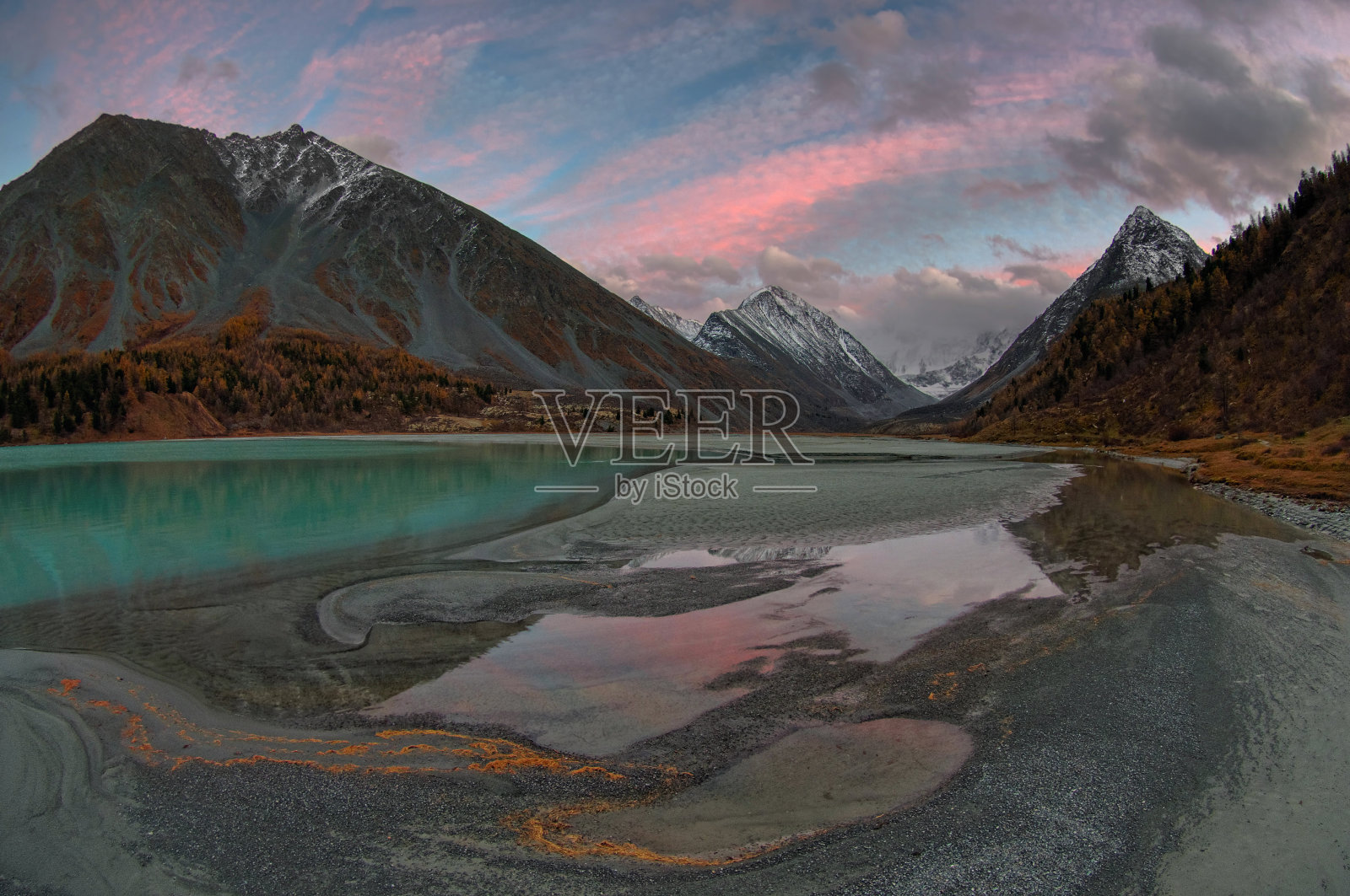 秋天白雪皑皑的山峰上的山湖照片摄影图片