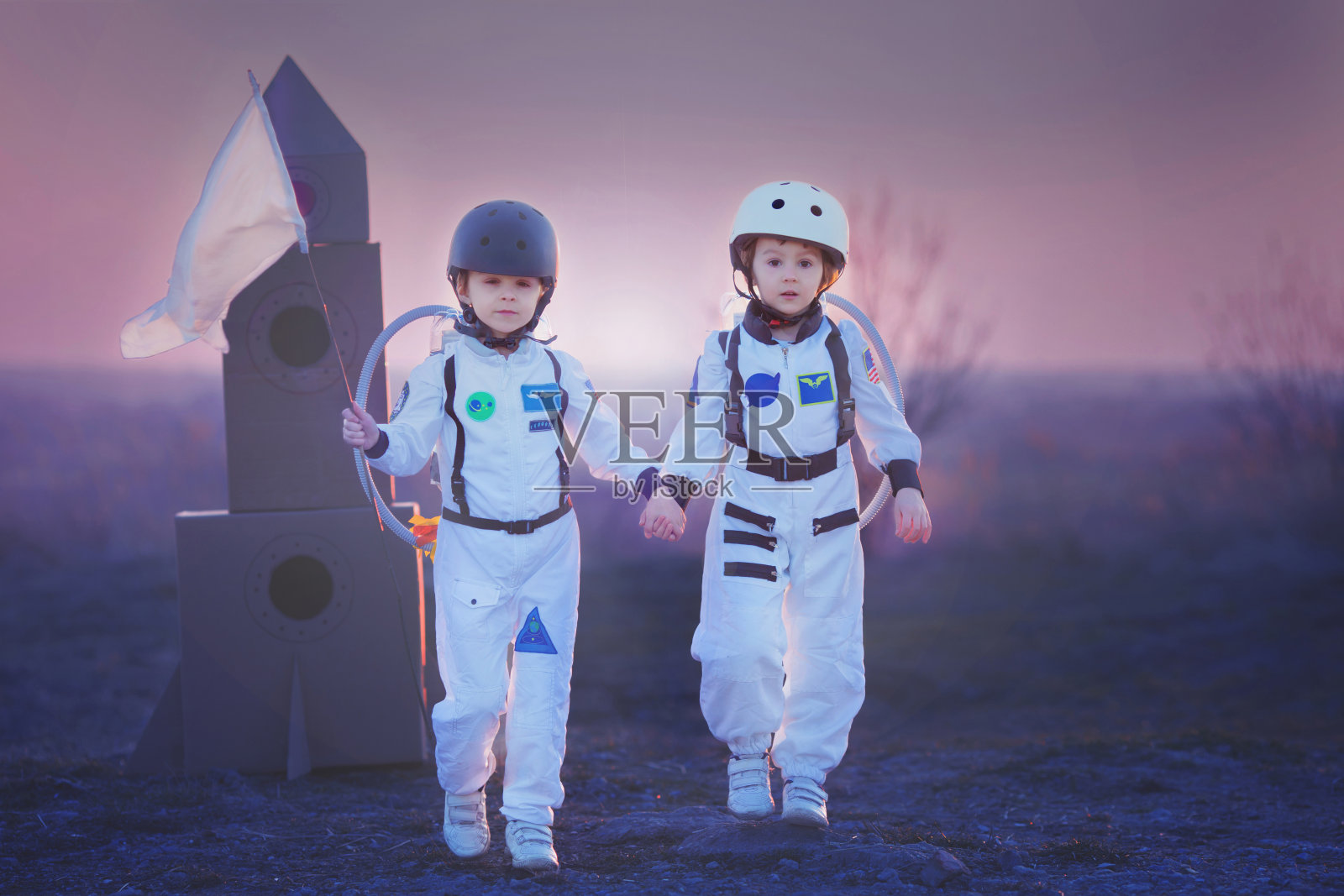 两个可爱的孩子，在公园里玩日落照片摄影图片