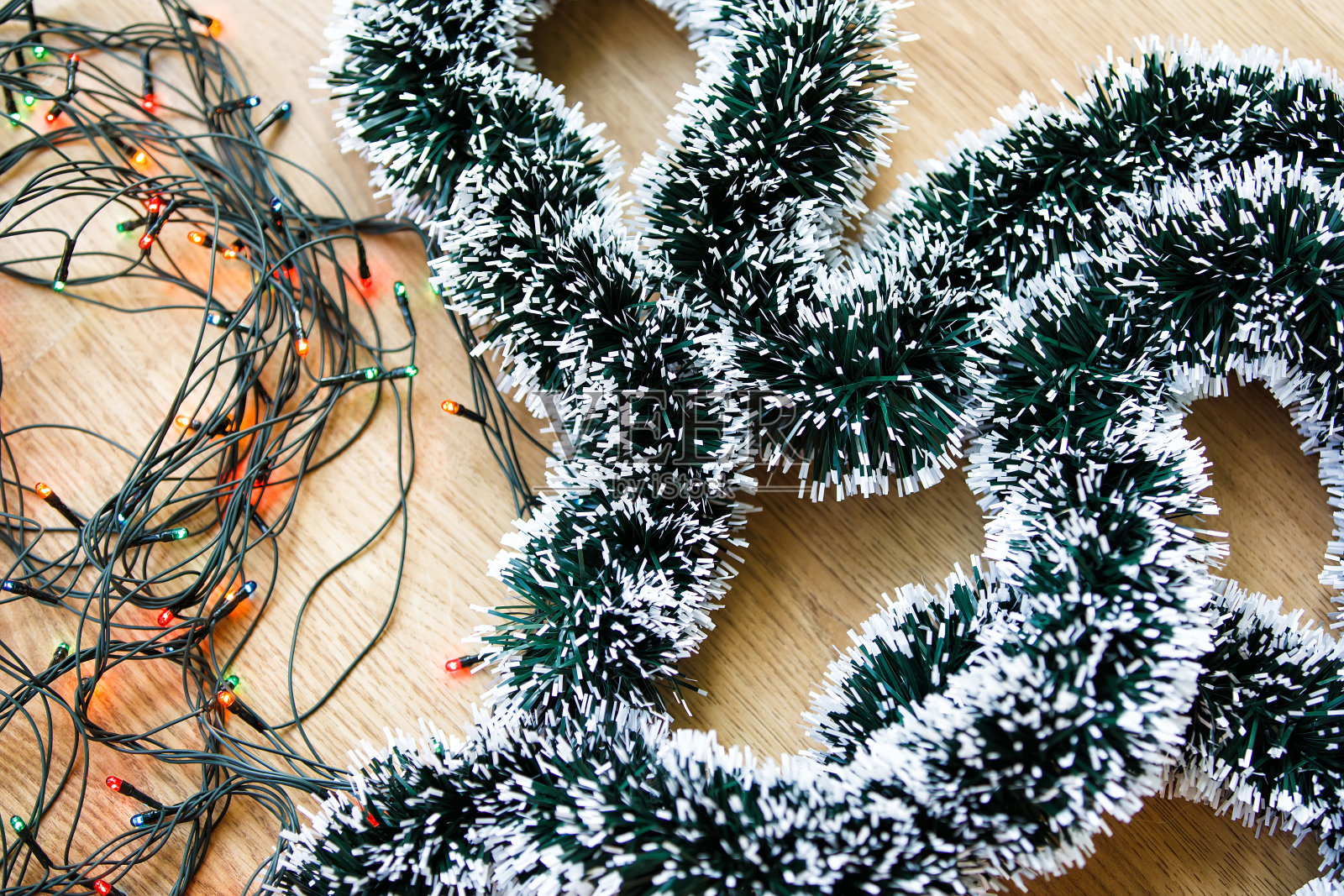 木质背景上的轻而装饰性花环照片摄影图片
