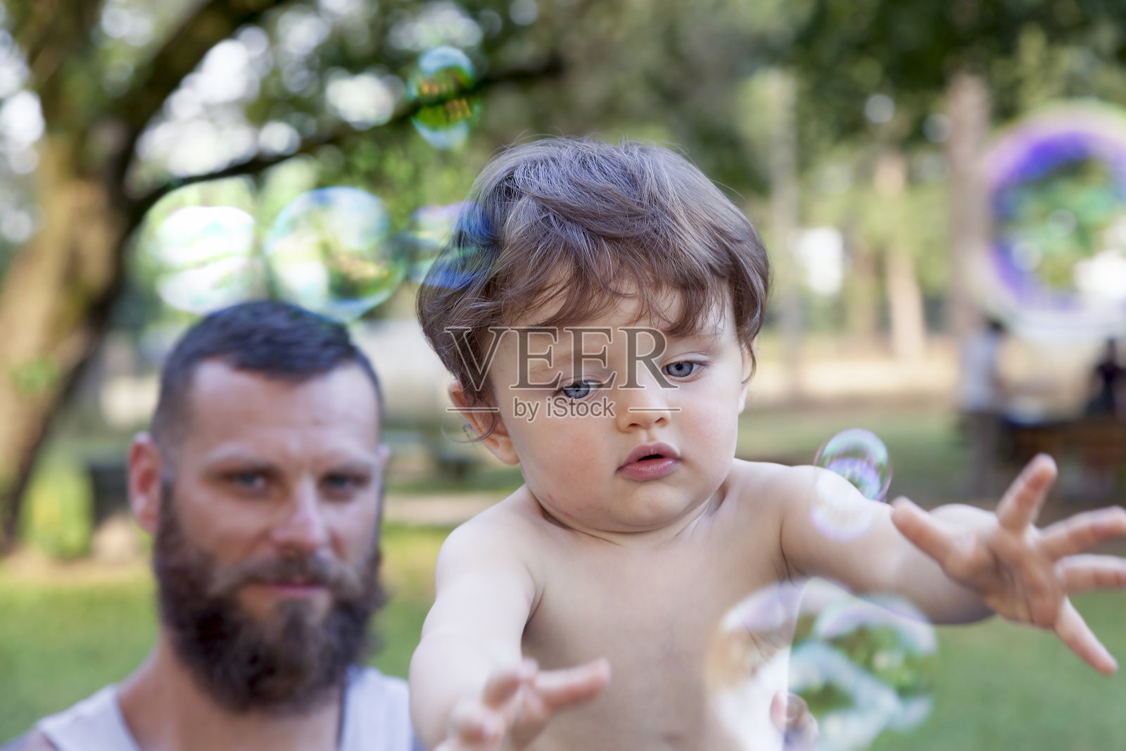 孩子和爸爸玩得很开心照片摄影图片