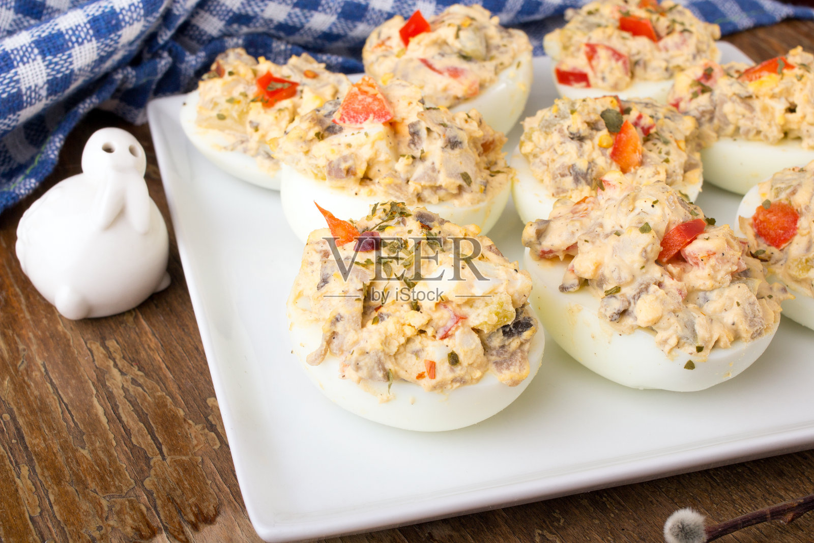 塞满辣椒，蘑菇和草药的鸡蛋-选择的重点照片摄影图片