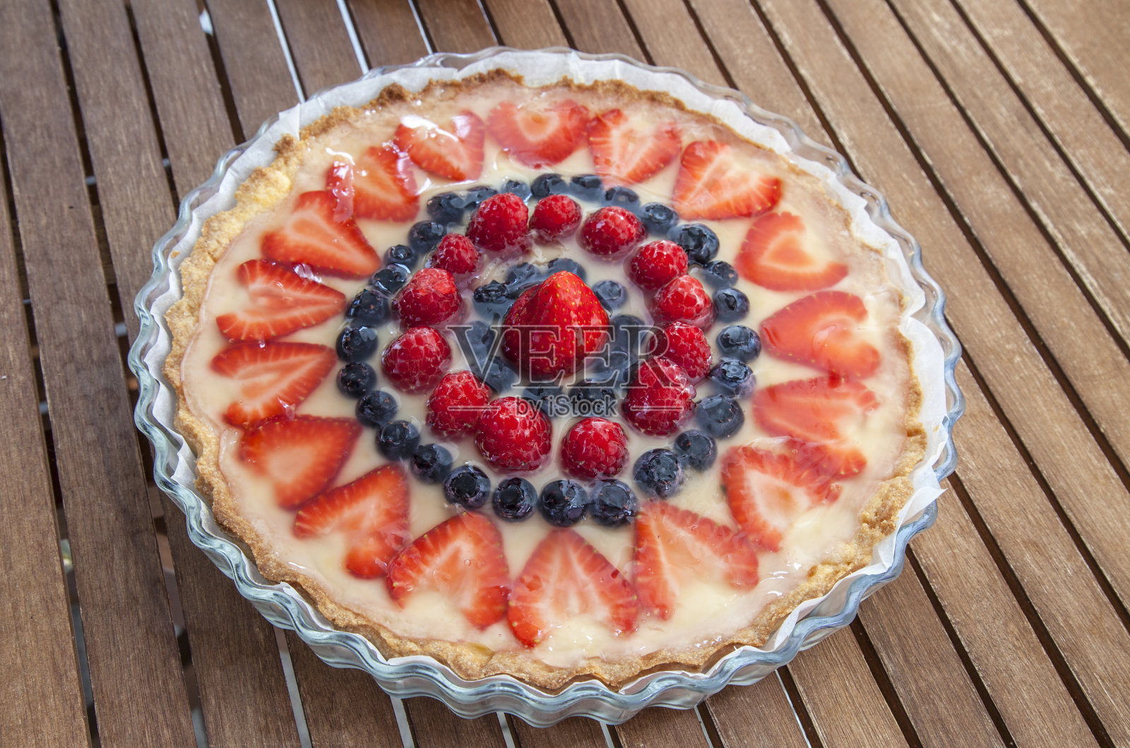 用草莓、蓝莓和覆盆子装饰的馅饼照片摄影图片