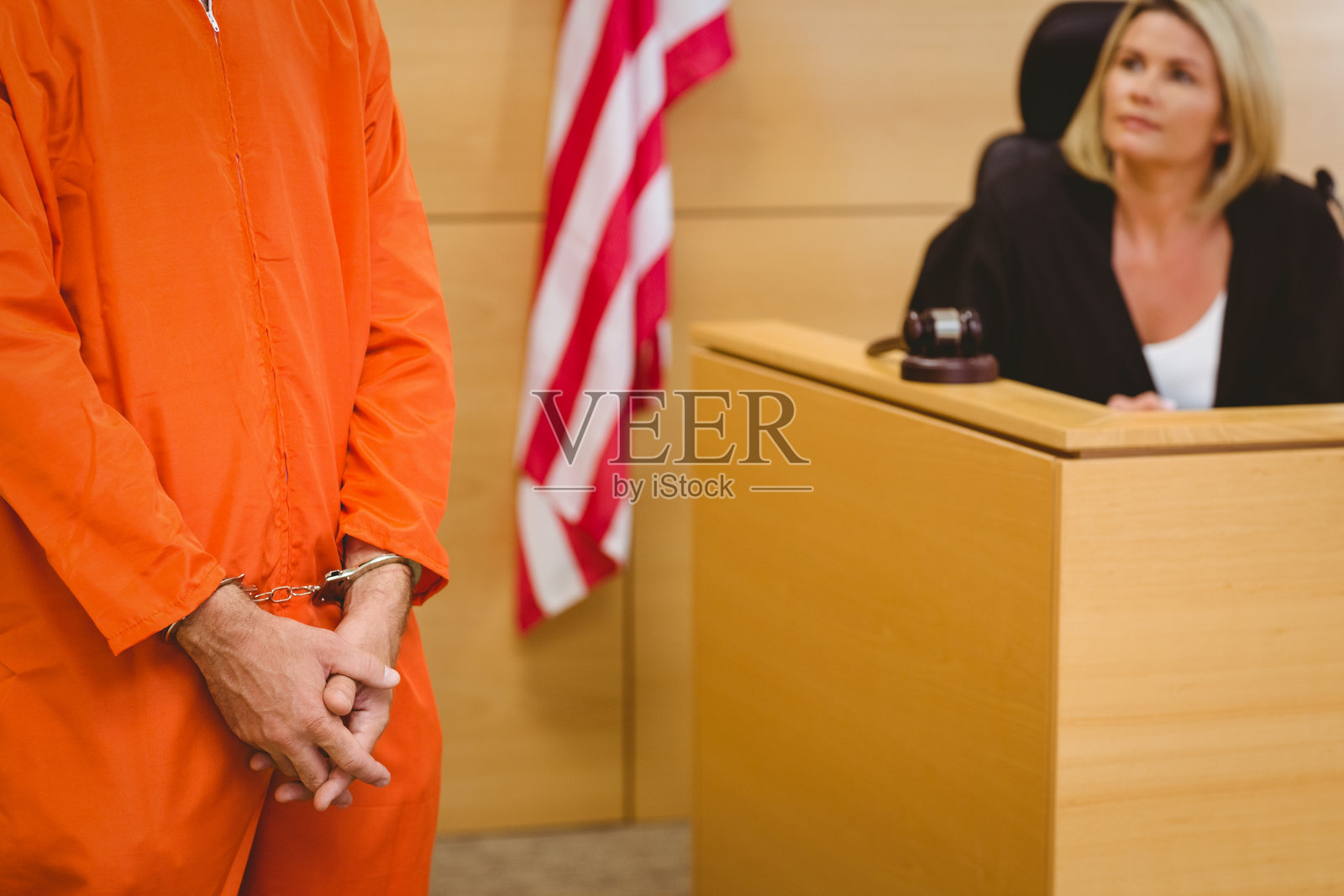 法官看着犯人照片摄影图片