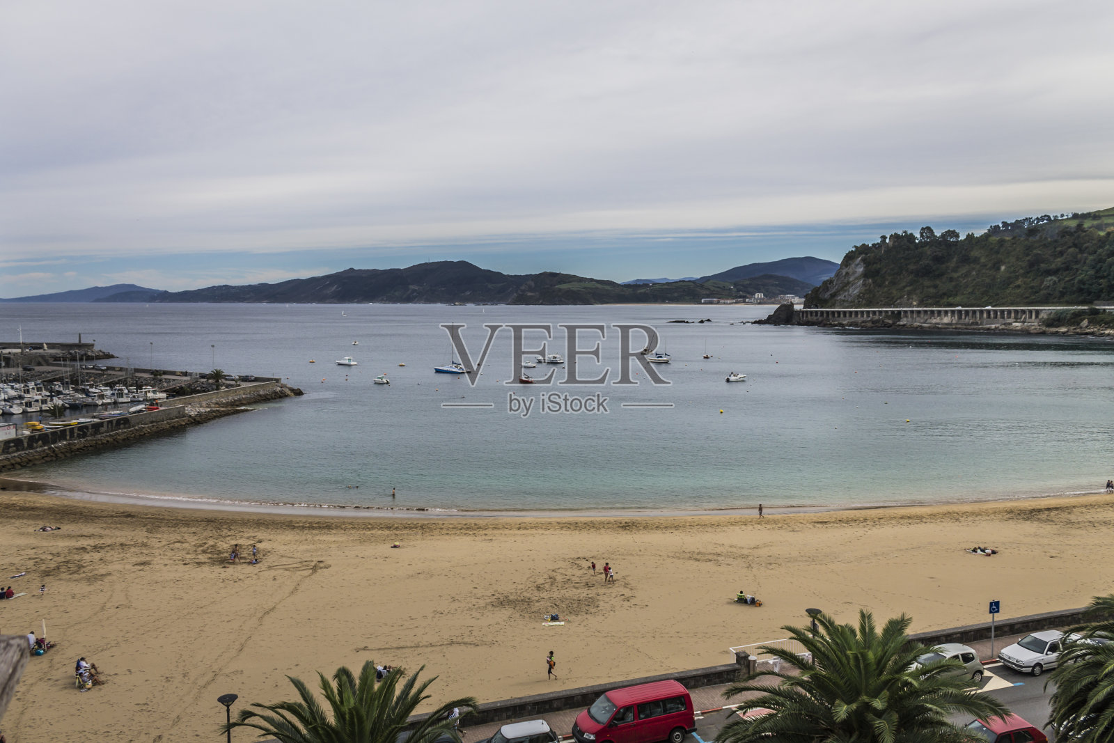 在阳光明媚的日子沿着海滩散步照片摄影图片