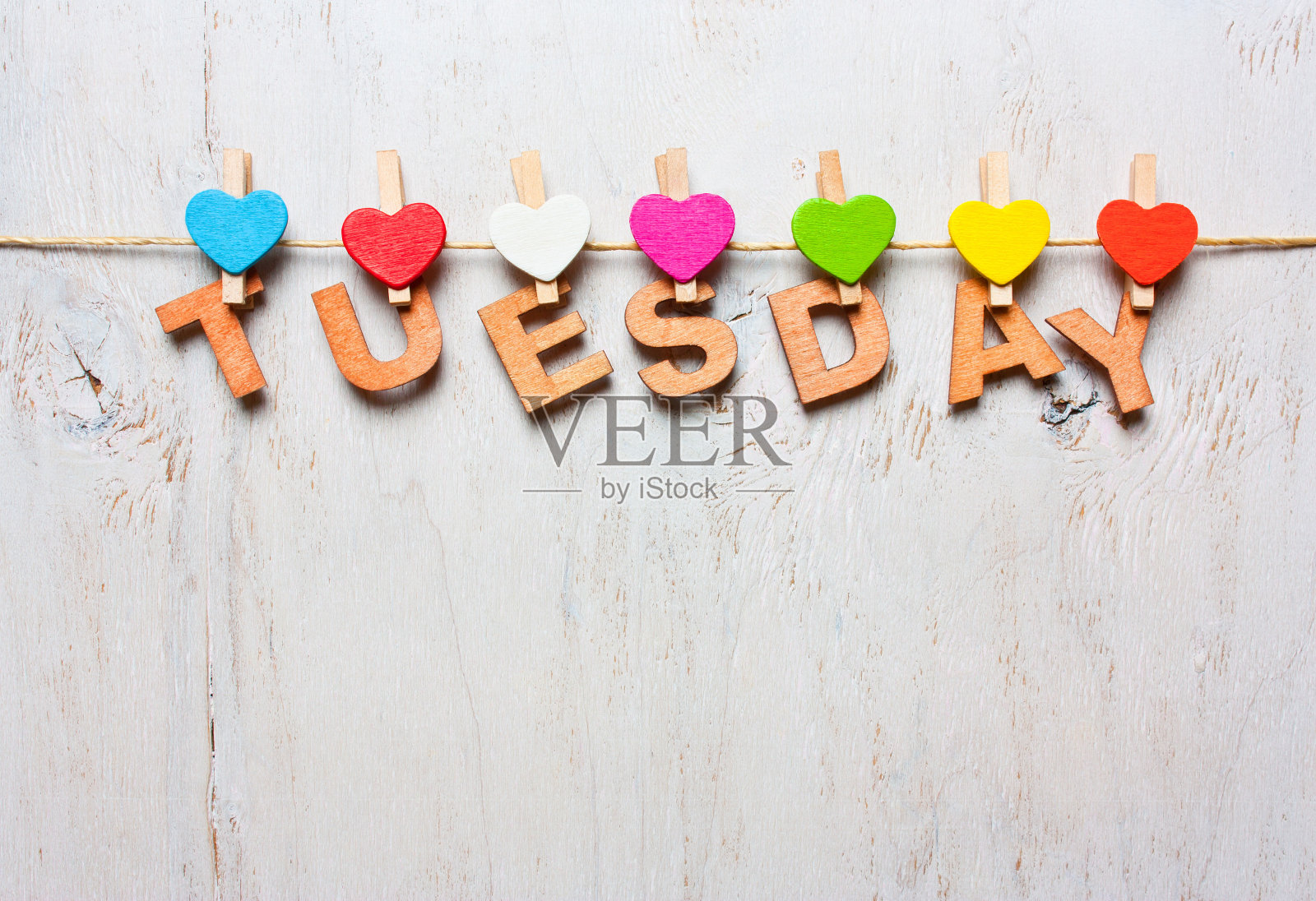 “星期二”这个词来自白色木制背景上的木制字母照片摄影图片