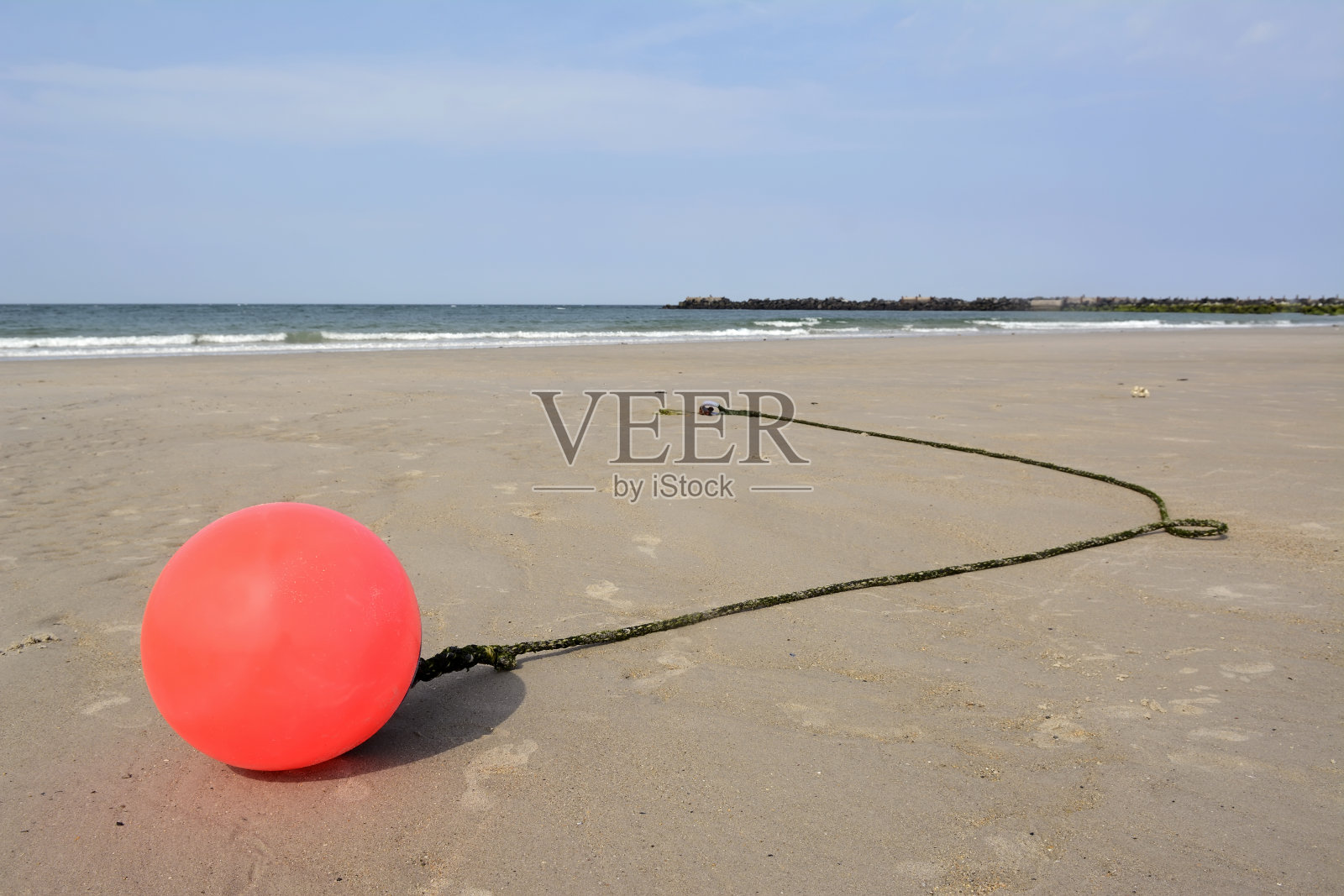 德国，石勒苏益格-荷尔斯泰因，黑尔戈兰，北海，海滩，退潮时的浮标照片摄影图片