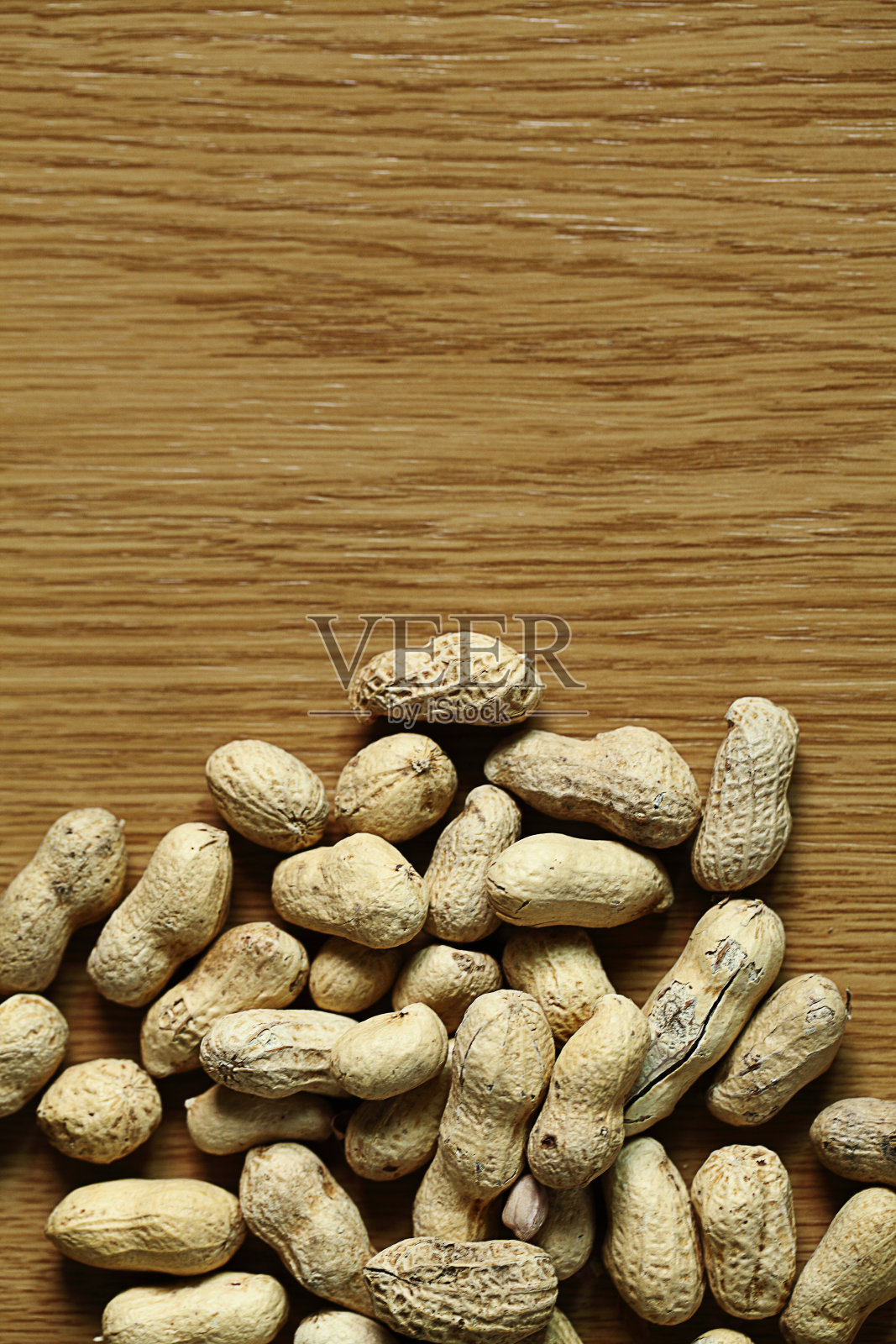 木桌上的花生特写镜头照片摄影图片