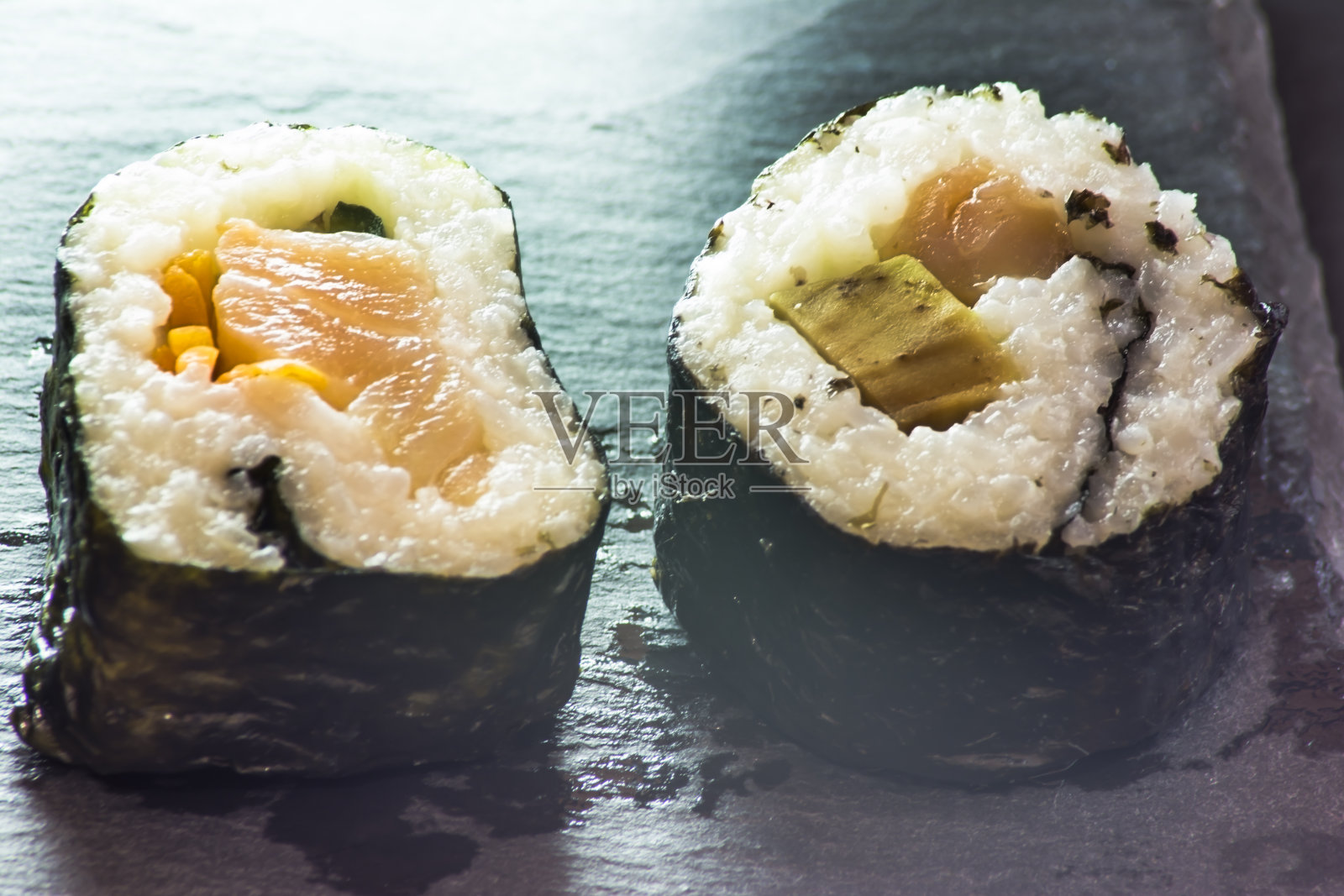 黑石头上的寿司片照片摄影图片