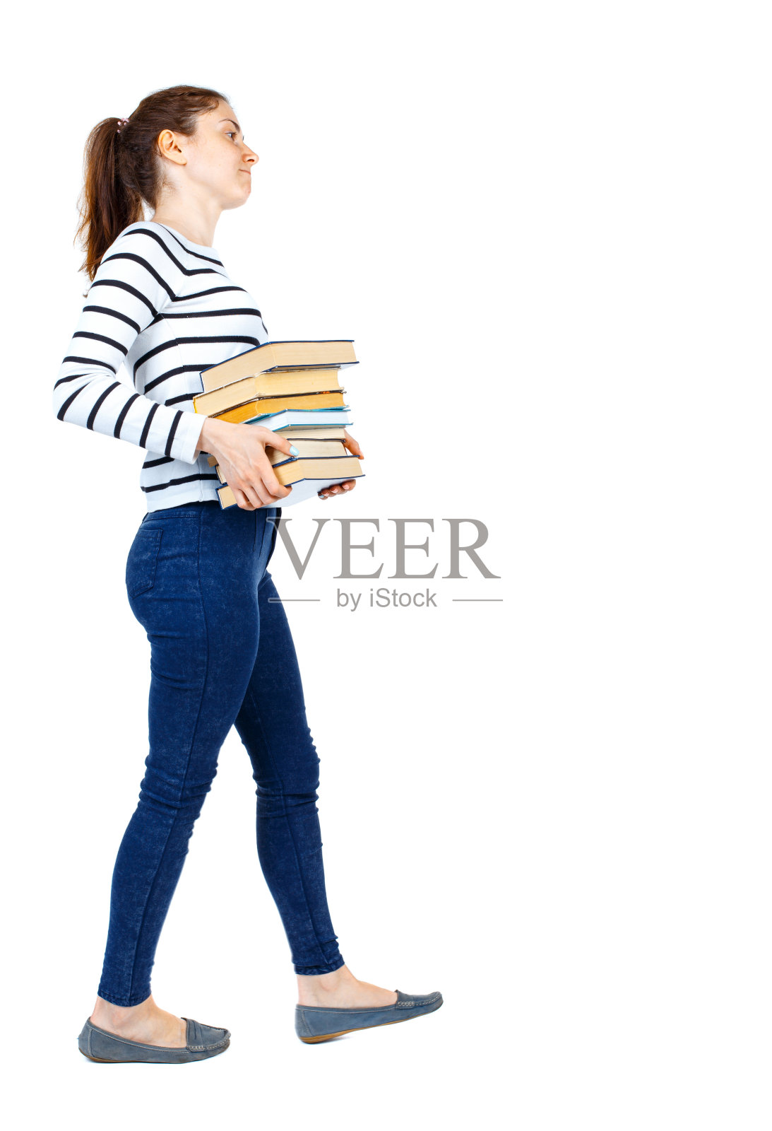 女孩带着一堆书来了。照片摄影图片