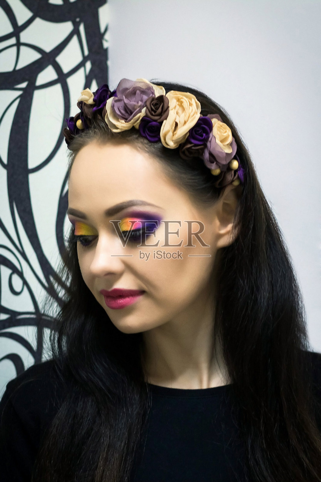 画着鲜艳水彩妆，头戴花环的女孩照片摄影图片