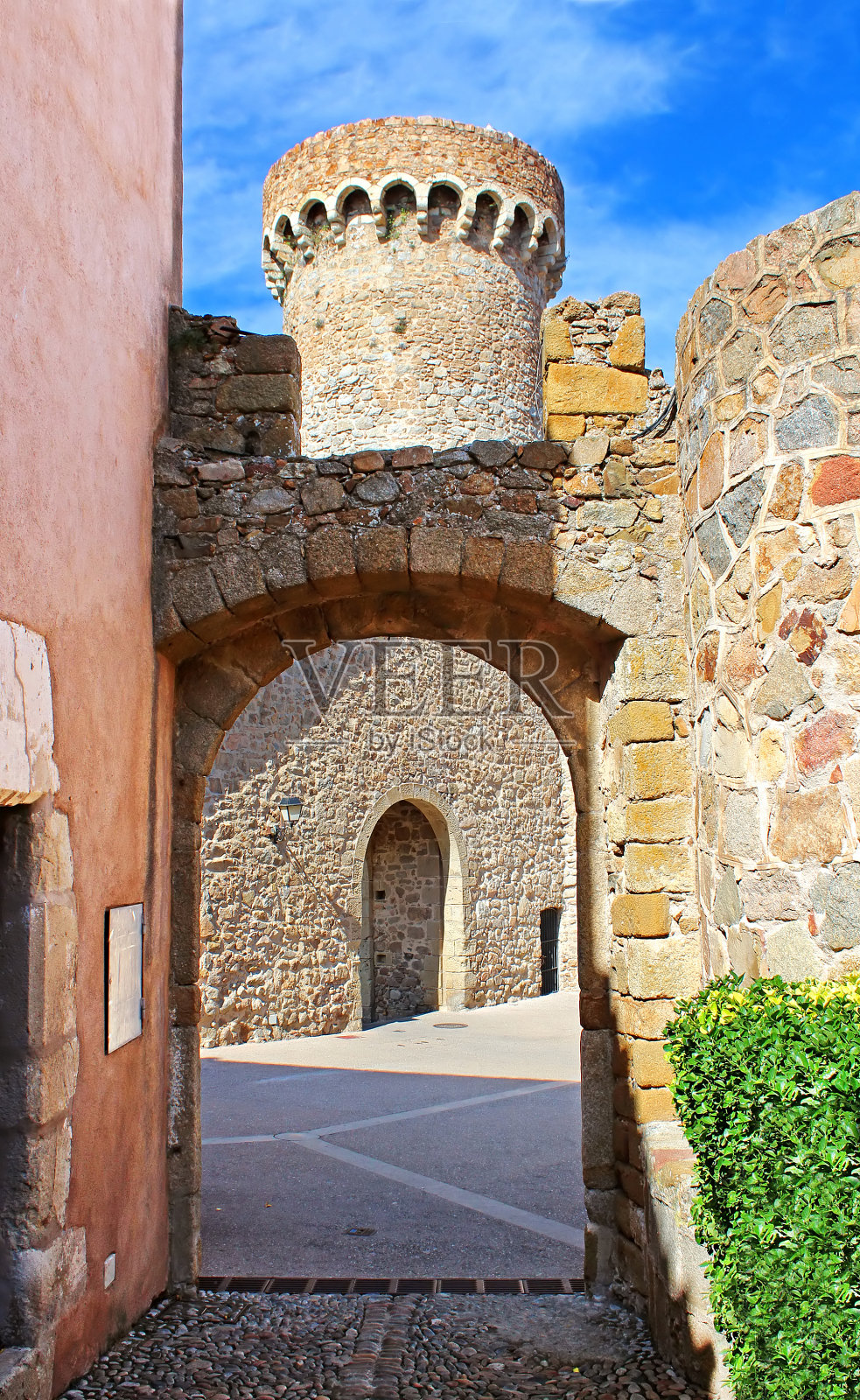 西班牙Tossa de Mar的塔和墙照片摄影图片