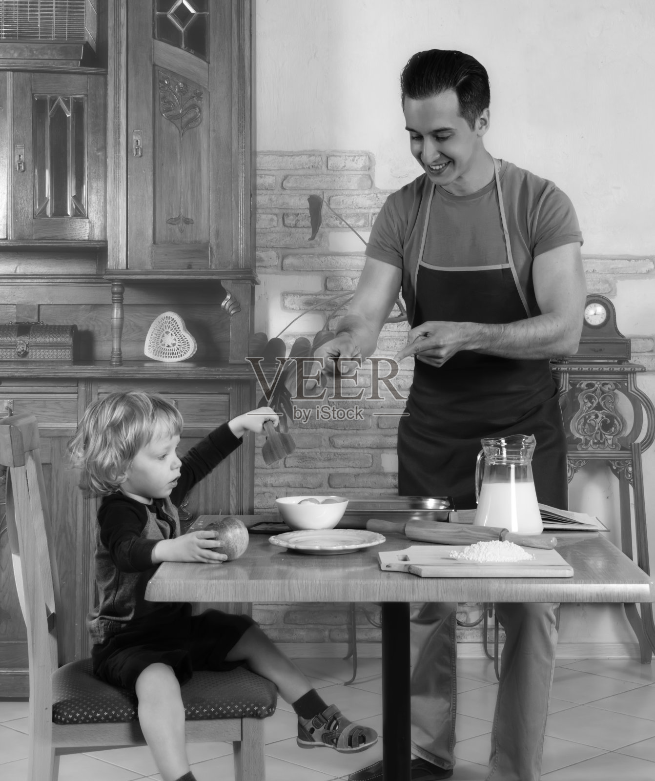 爸爸做早餐照片摄影图片