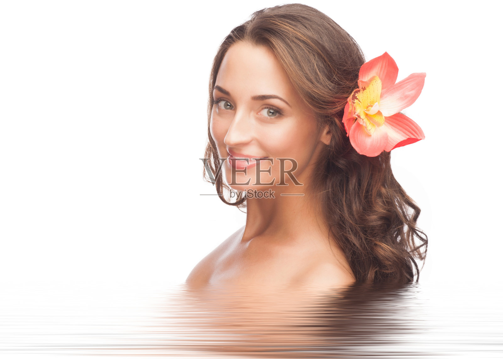 水里有花的女孩照片摄影图片