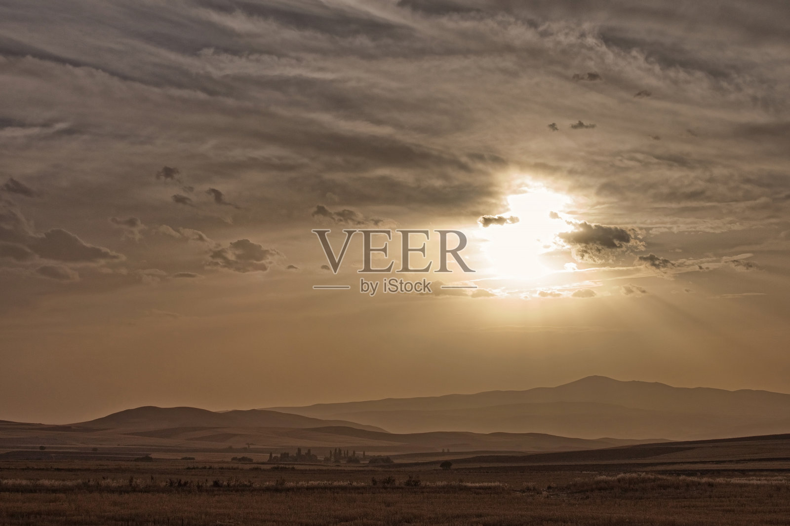 黑暗的天空和太阳照片摄影图片