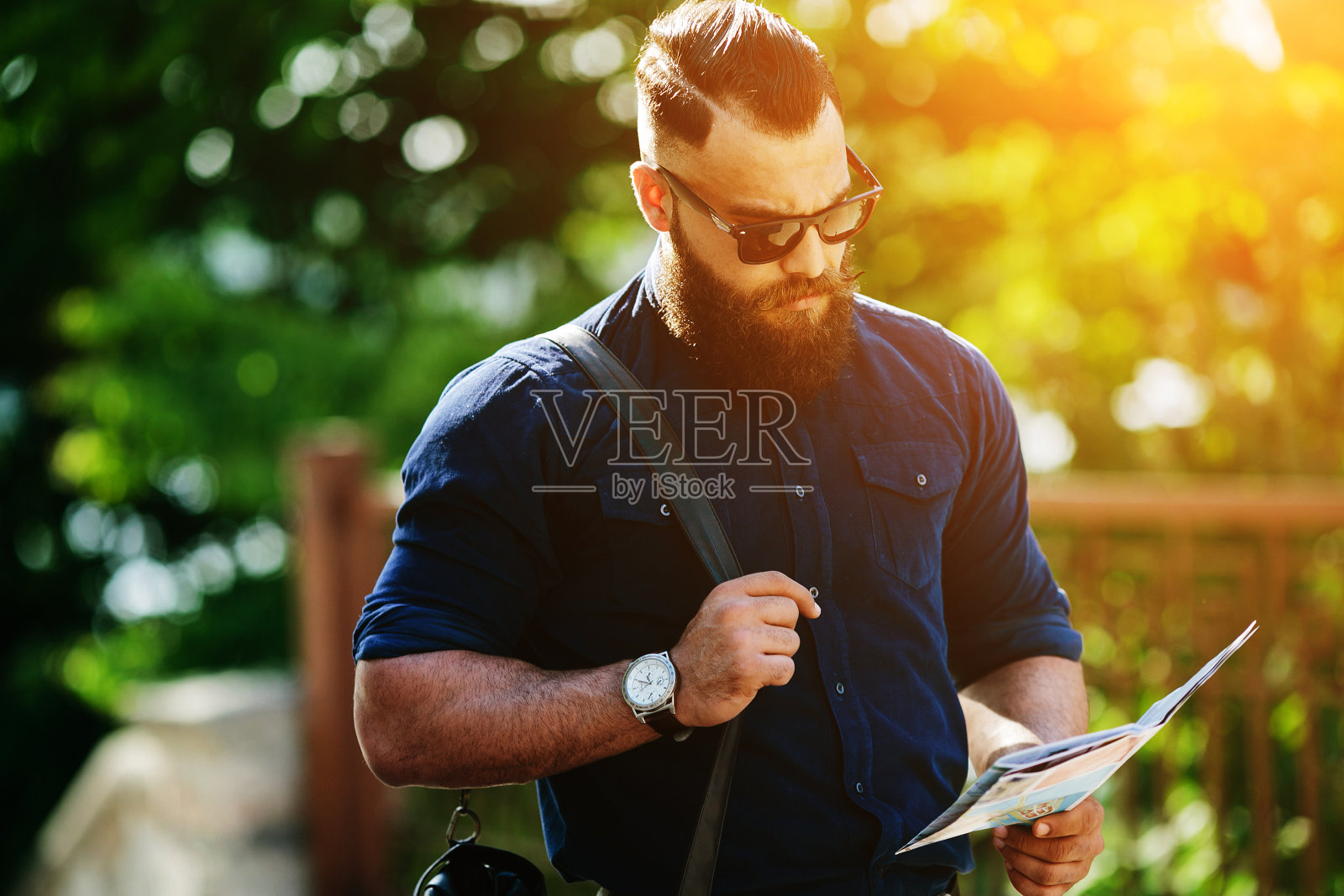 长胡子的男人在看地图照片摄影图片