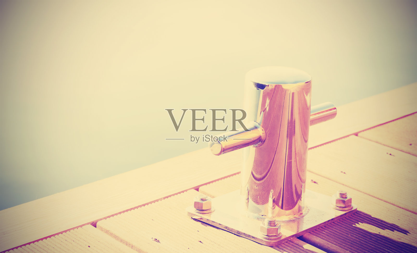 复古复古色调的码头护柱。照片摄影图片