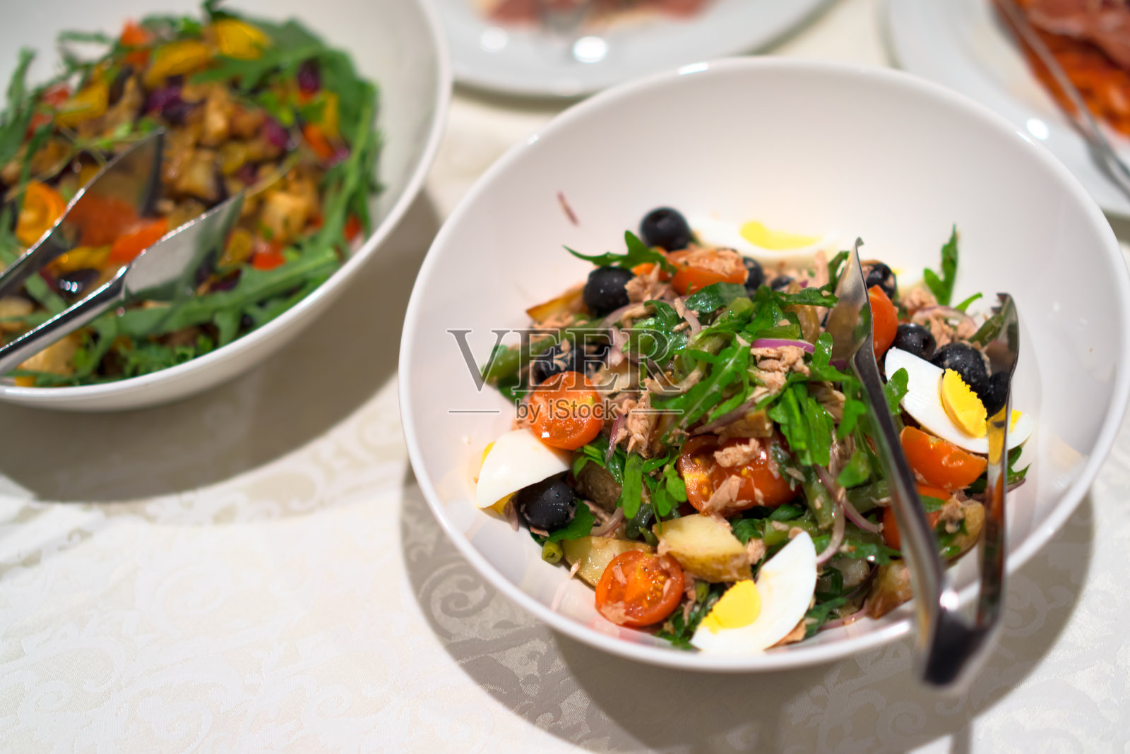 沙拉在桌子的盘子里照片摄影图片