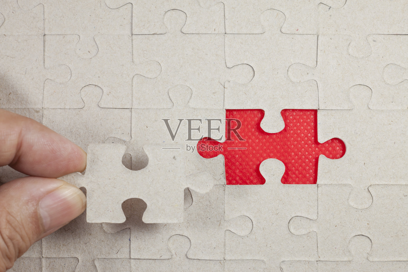 红色背景上的拼图。照片摄影图片