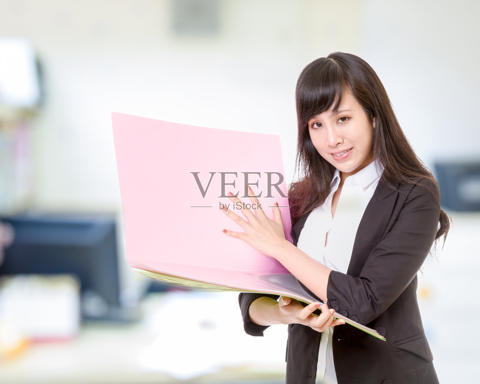 中国女商人拿着色彩鲜艳的文件夹照片摄影图片