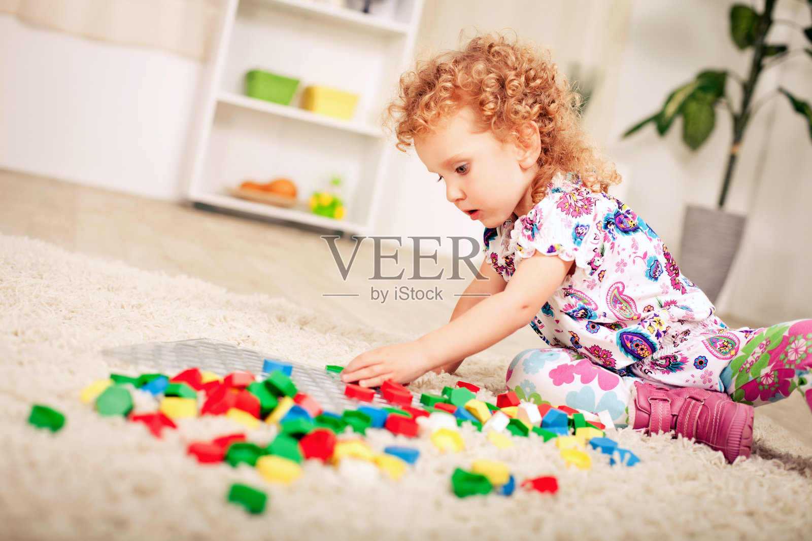 小女孩玩照片摄影图片