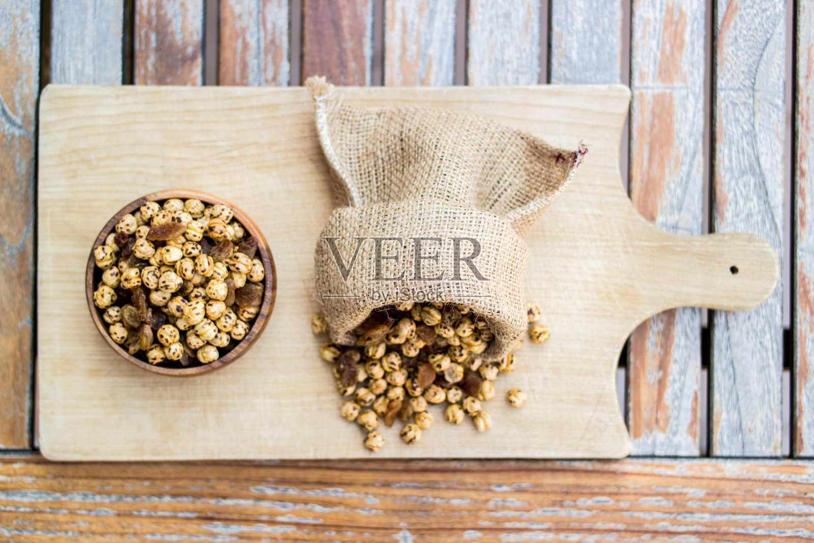 烤鹰嘴豆和葡萄干。照片摄影图片