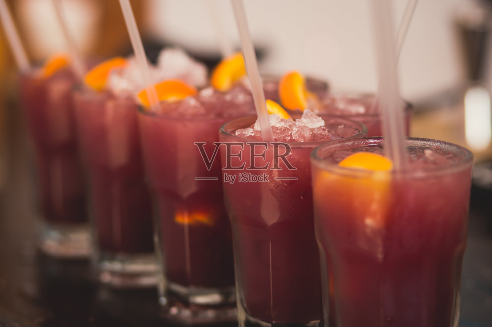 露天派对上各种不同颜色的酒精鸡尾酒照片摄影图片