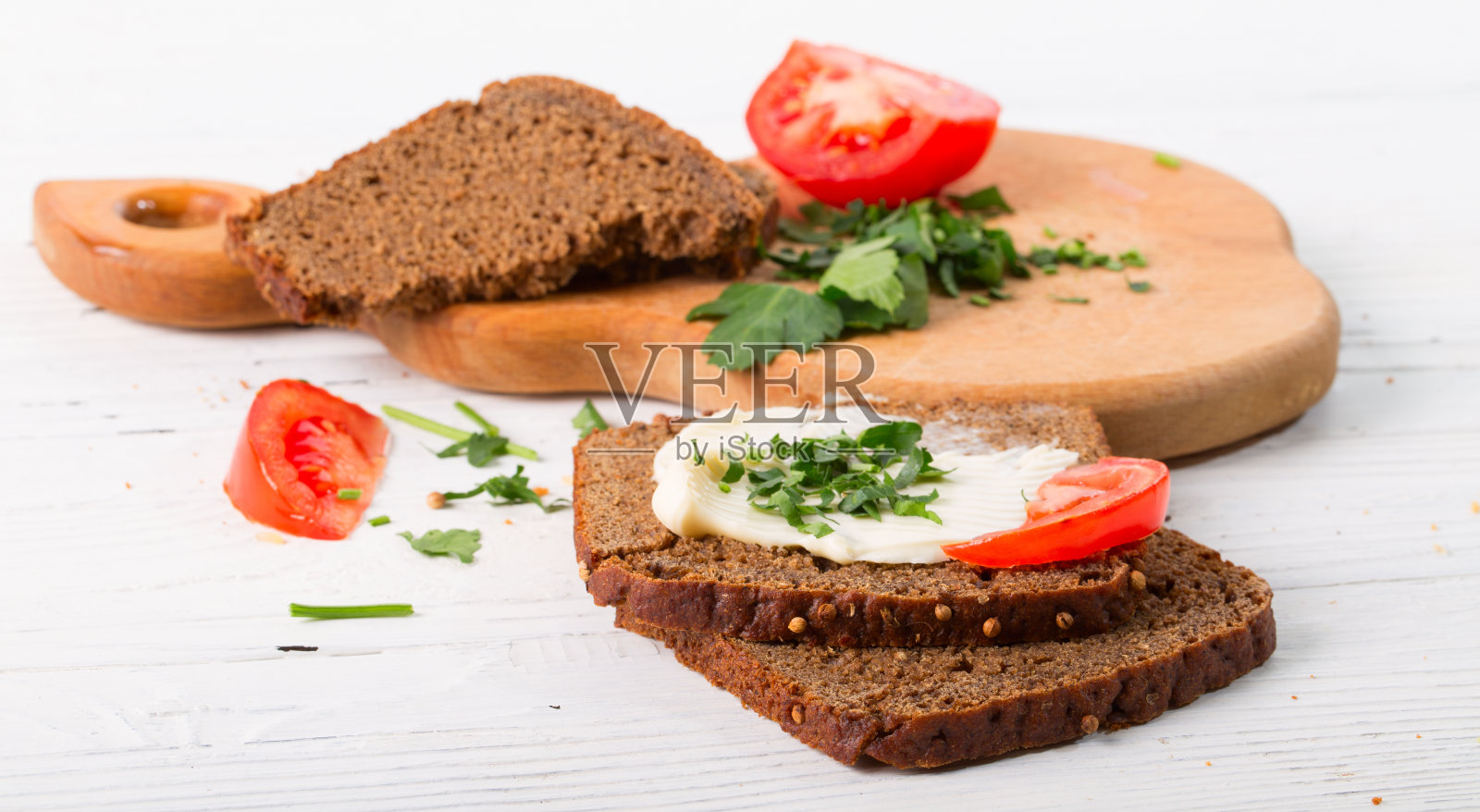 白底黑麦面包做的三明治照片摄影图片