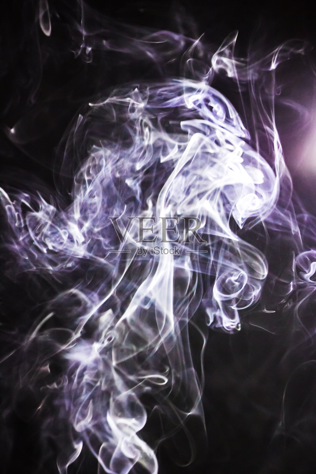 黑色背景上的抽象烟雾照片摄影图片