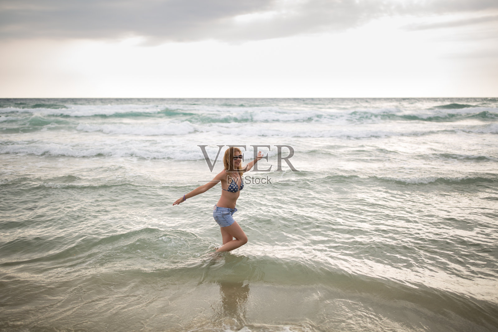 无忧无虑的女人在海滩上享受自由照片摄影图片