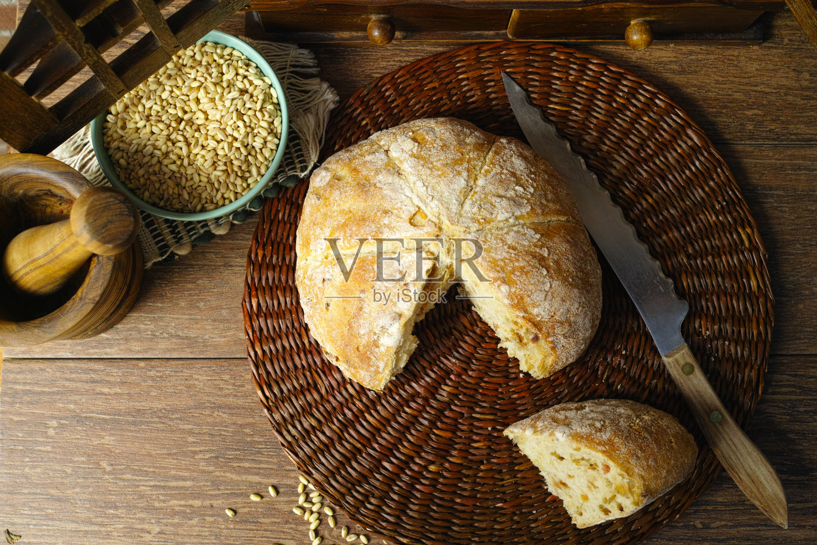 乡村自制的洋葱圆面包照片摄影图片