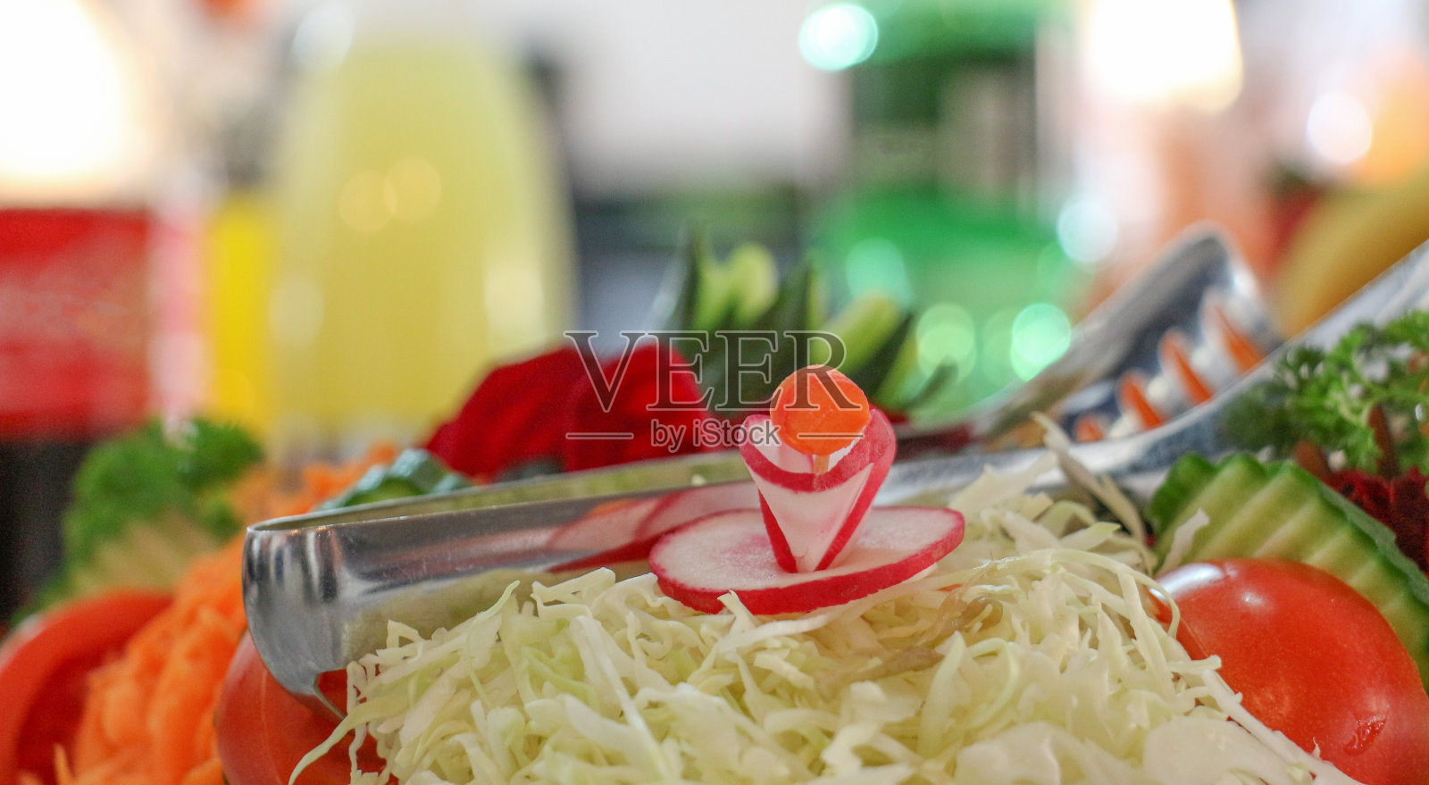 新鲜蔬菜沙拉放在大浅盘上照片摄影图片