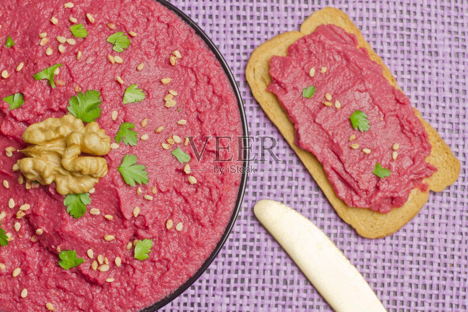 甜菜鹰嘴豆泥照片摄影图片