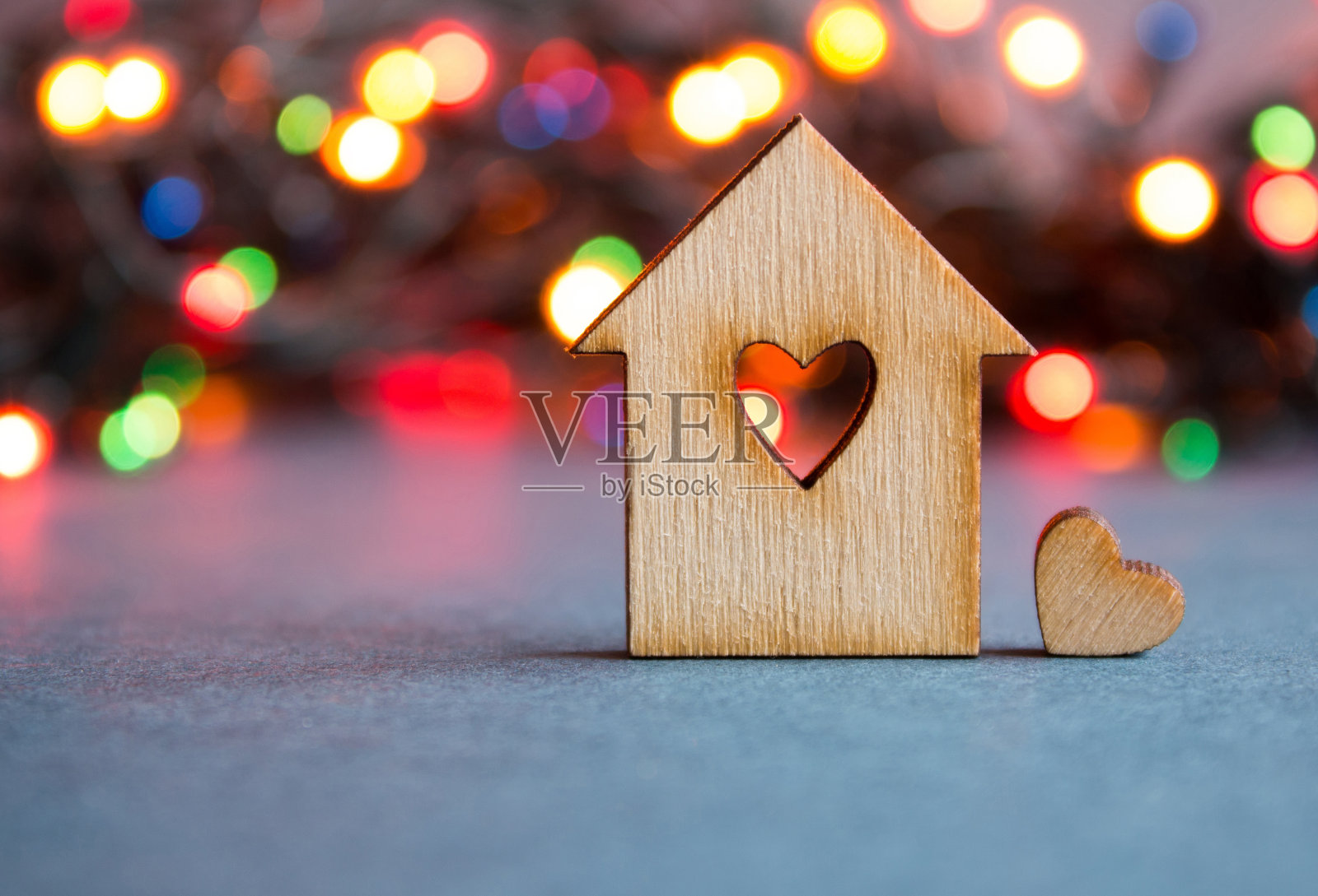 木房子，心形的洞照片摄影图片