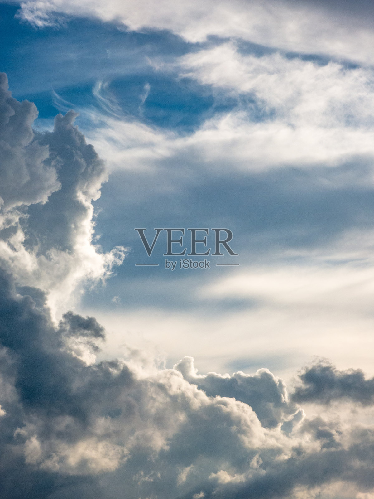 忧郁的日落戏剧性的天空不同颜色的积雨云照片摄影图片