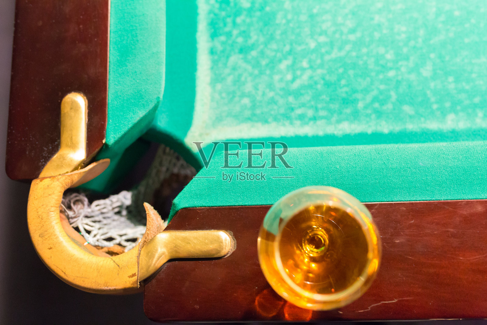 桌上放着一杯打台球用的白兰地照片摄影图片