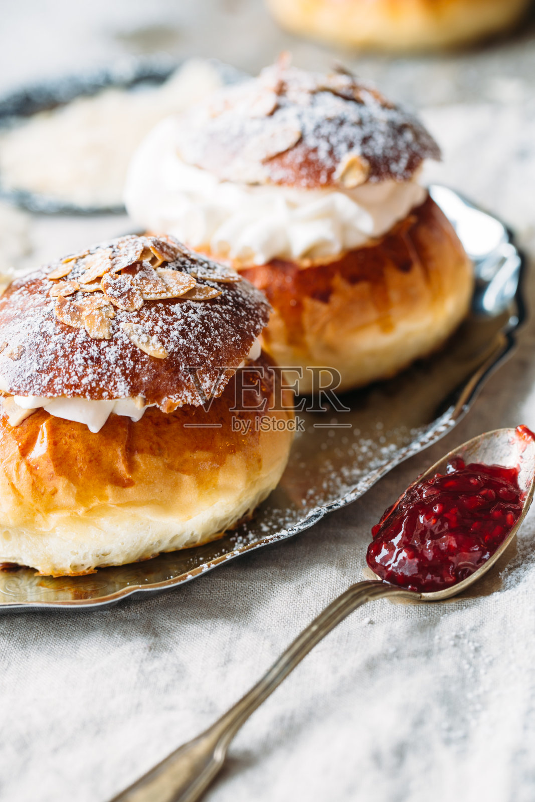 Semla是一种传统的甜面包卷照片摄影图片